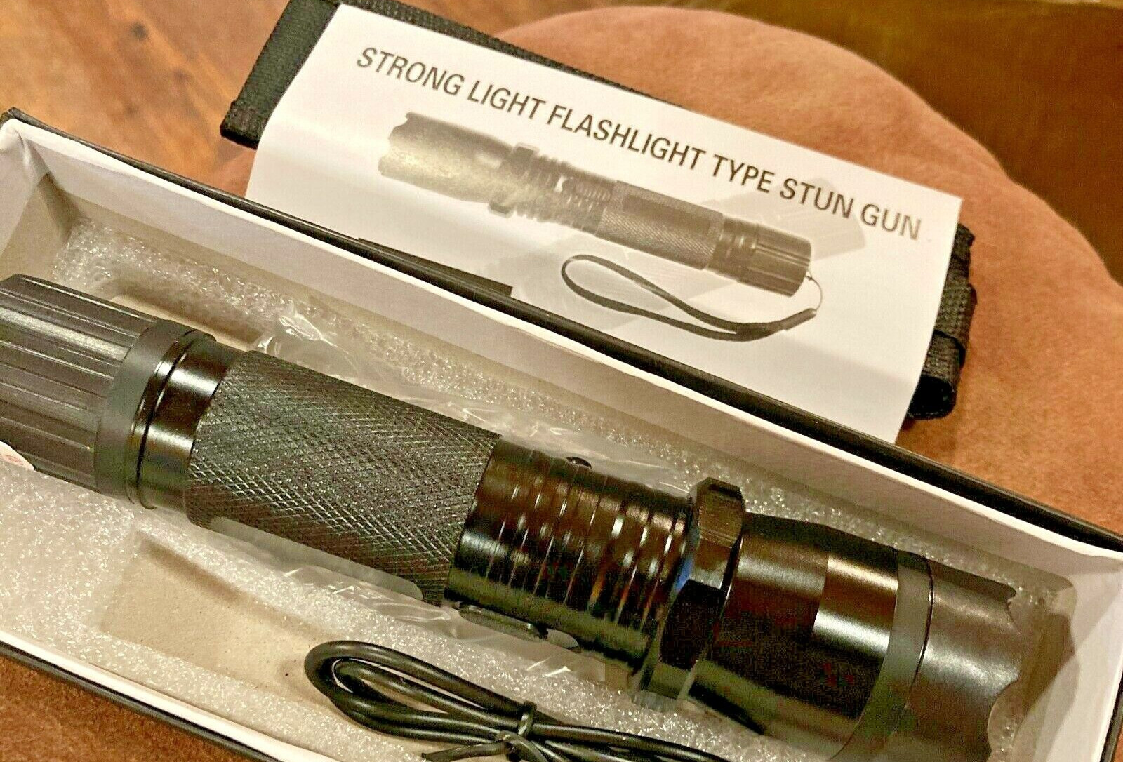 BLACK dayblade 1101 LED Flashlight Stun Gun 1000KV  with 120v AC Charge Cord