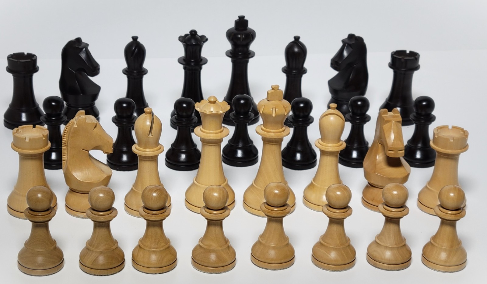 WORLD CHAMPIONSHIP STYLE CHESSMEN - 19 in. VINYL MAT - 4 QUEENS - K=3¾ in. (L07)