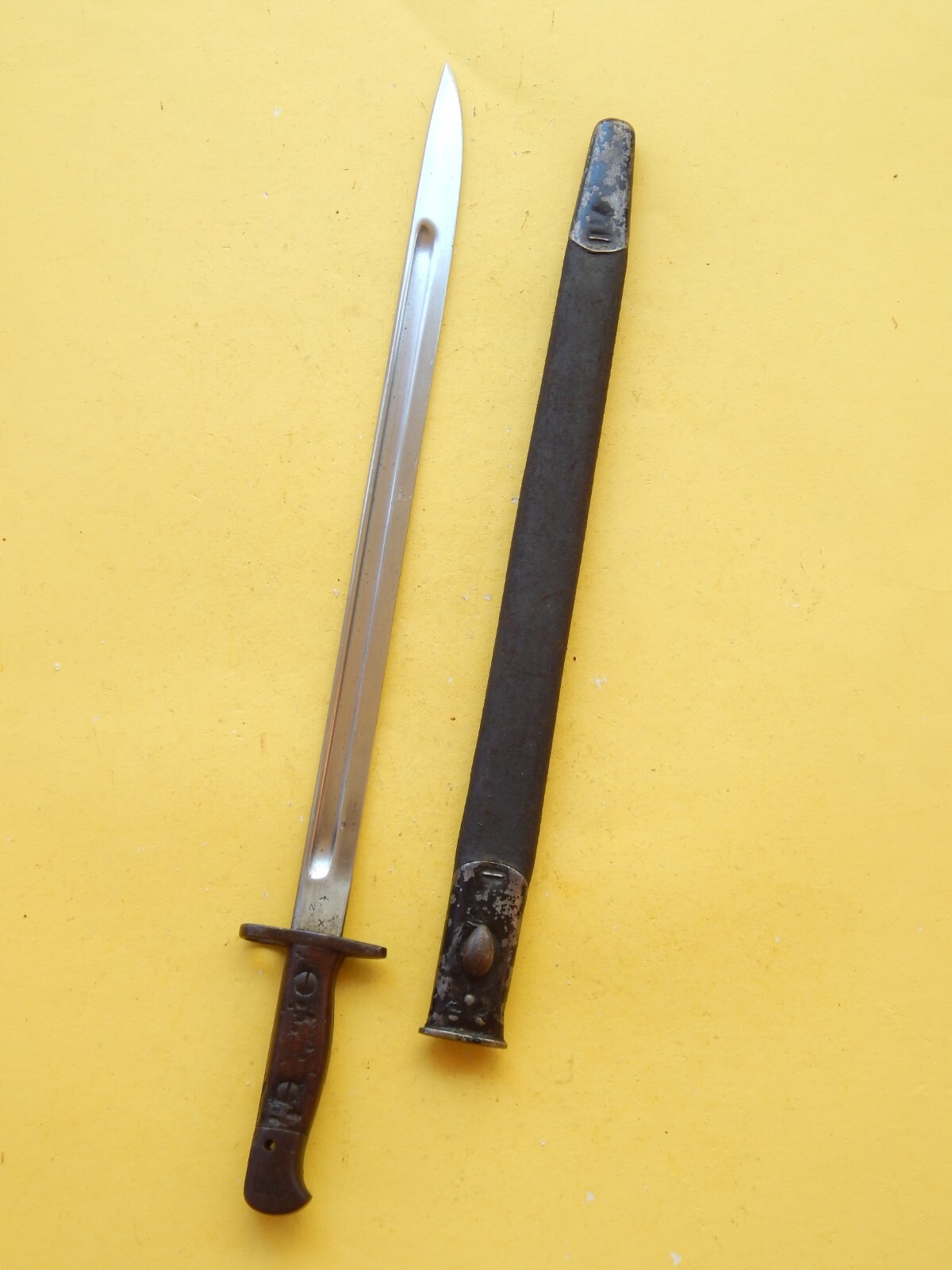 NICE  ENFIELD 1907- Mk111 SWORD BAYONET /SCABBARD-- 1909 very early