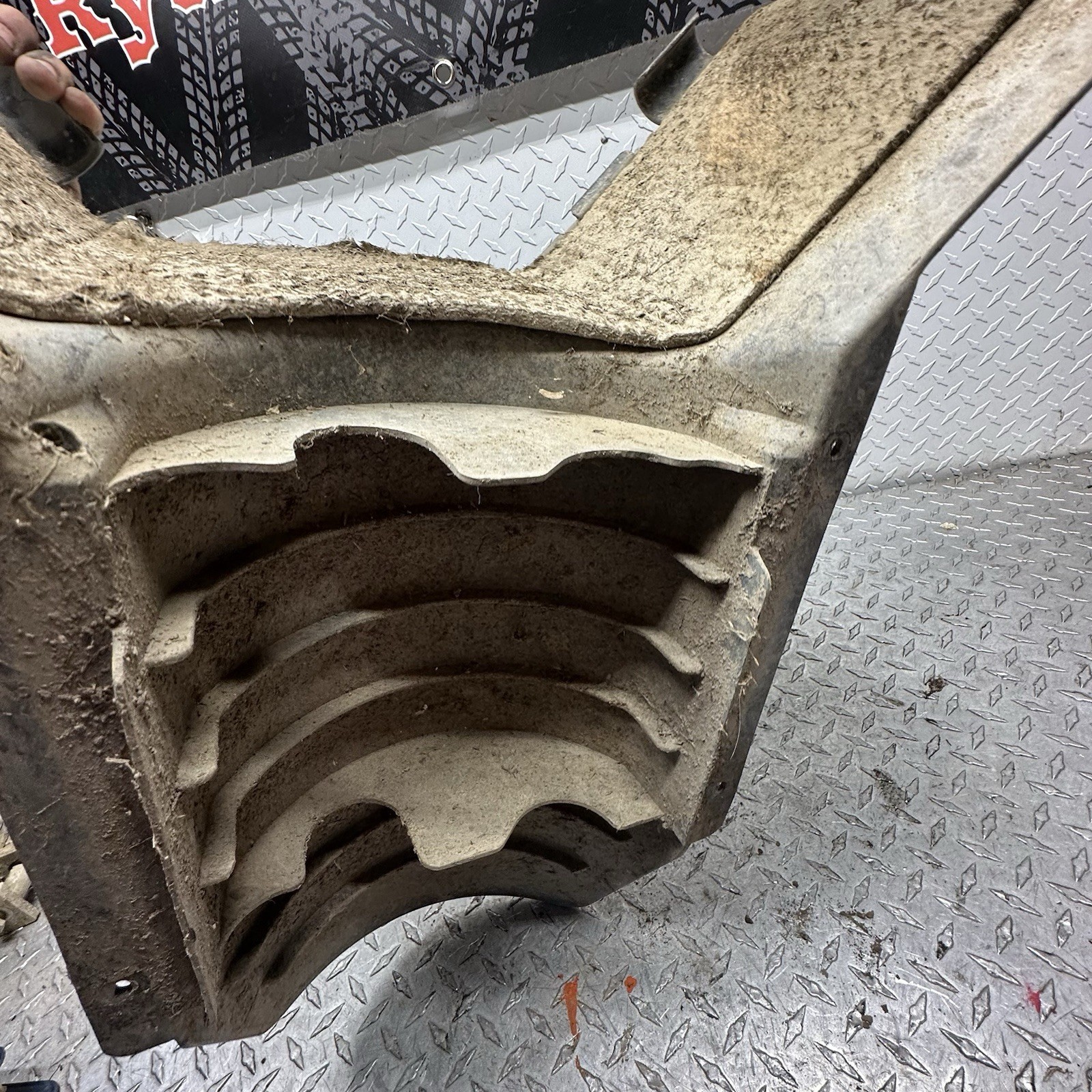 2005 YAMAHA RHINO 660 CENTER COVER CONSOLE FOOTREST ENGINE PLASTIC PANEL