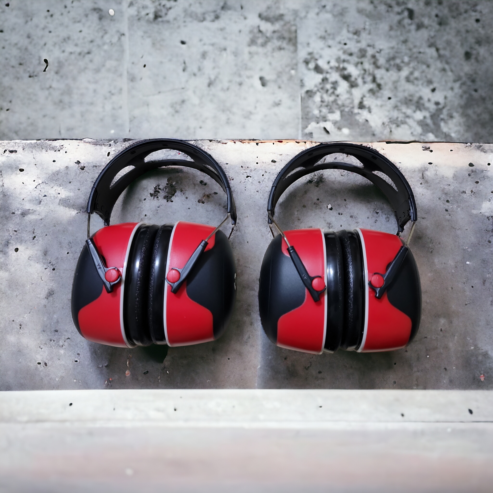 3M Pro-Grade Black/Red NRR 30dB Lightweight & Adjustable Noise-Reducing Earmuffs