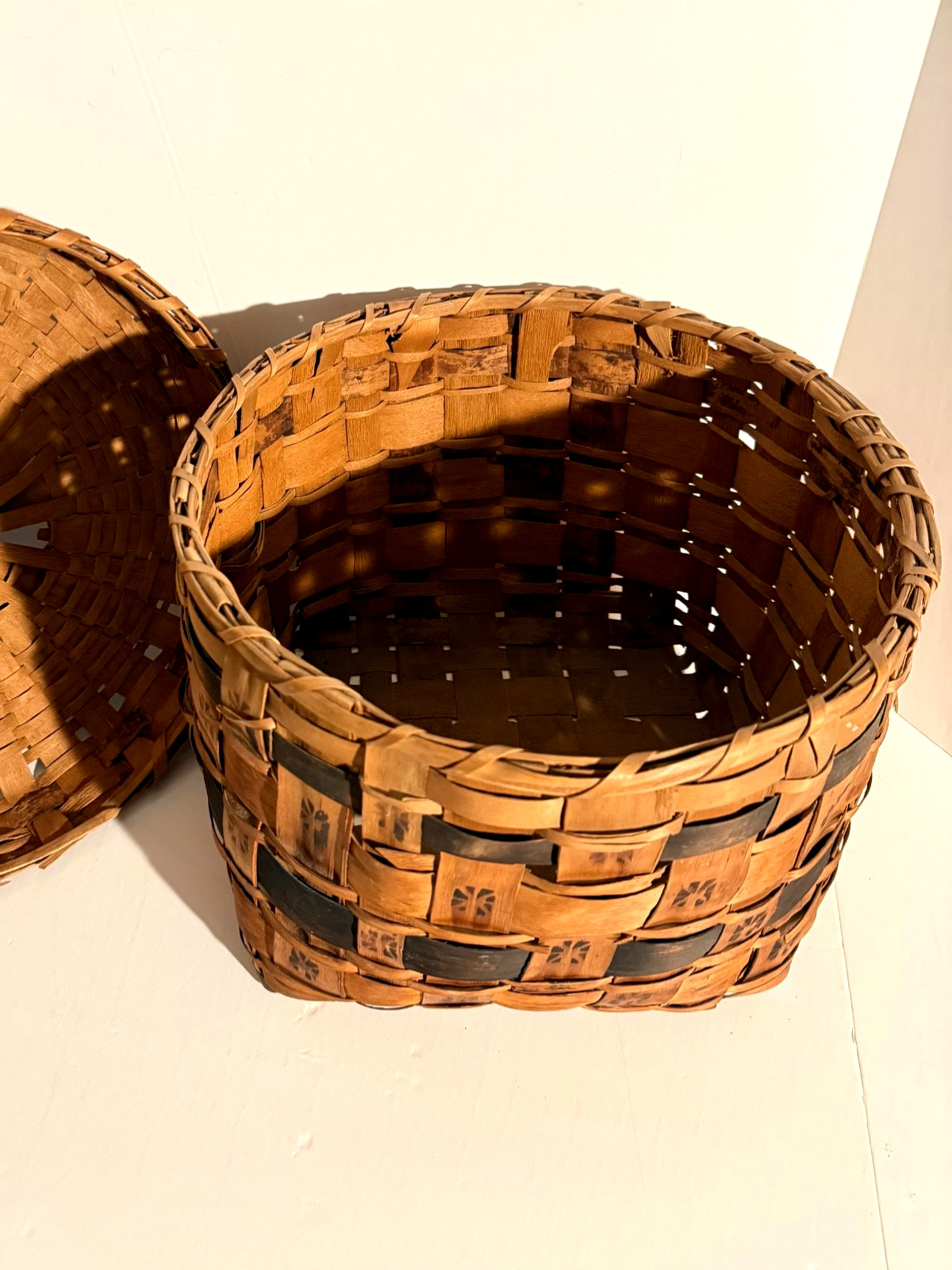 LARGE 19TH C 15” NORTHEASTERN, POSSIBLY CT MOHEGAN, POTATO STAMP COVERED BASKET