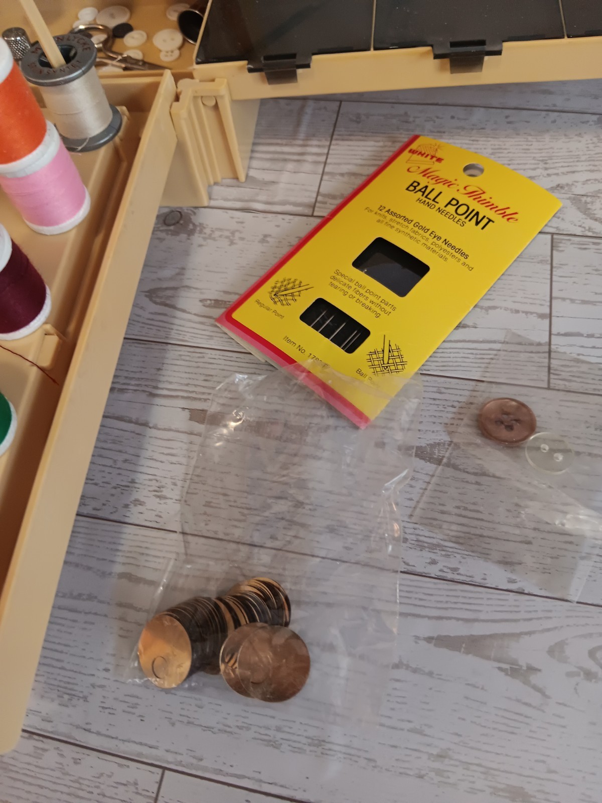 '83 World Wide Media Folding Sewing Caddy Spool Organizer Vintage Thread Notions