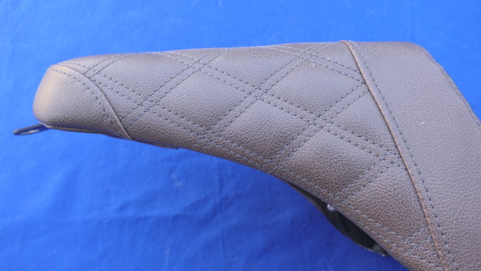 Saddlemen Ribbed Step-up Brown Seat Harley Sportster 1200 883 4.5 Gal 2004-2022