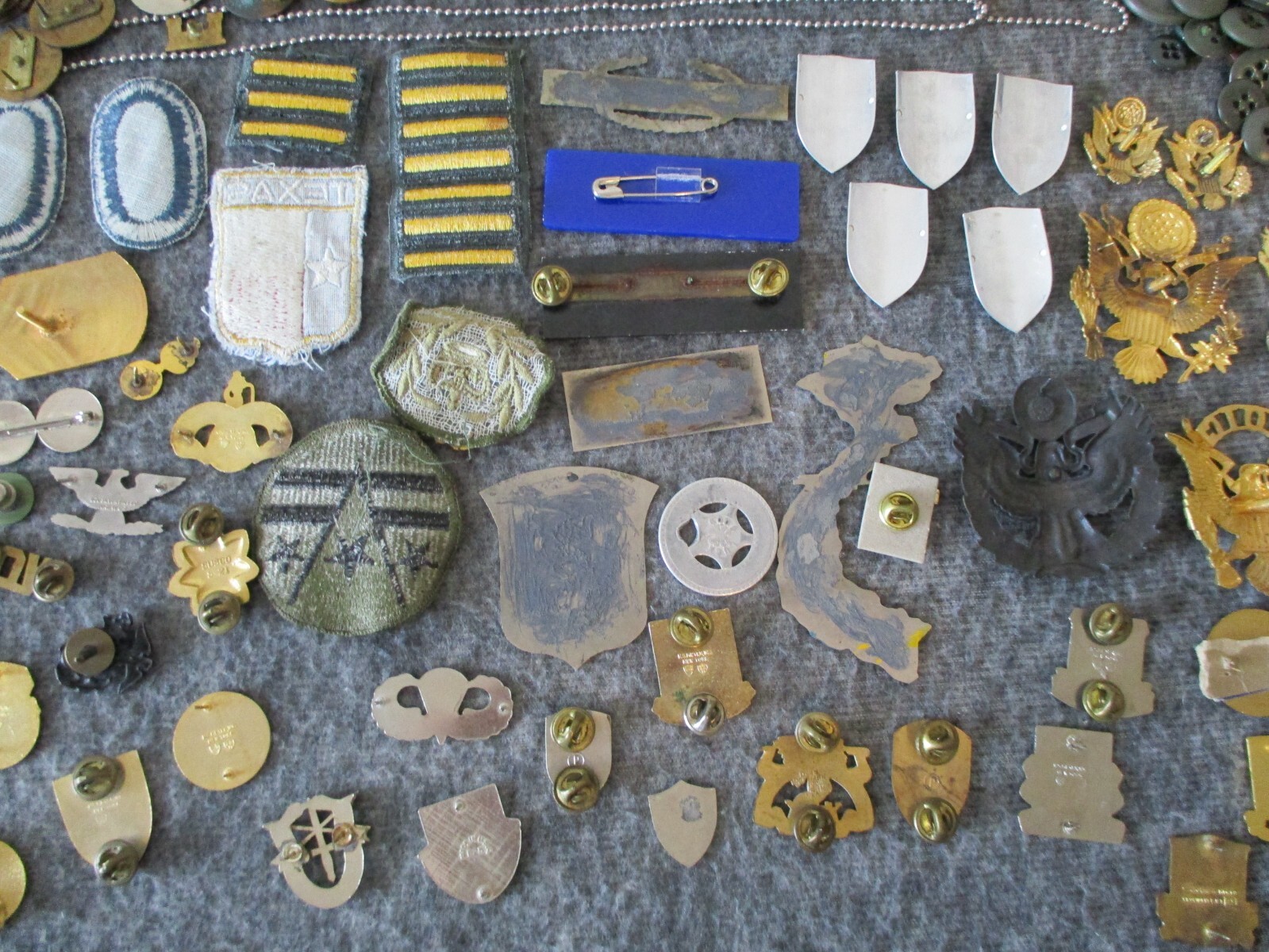 WWII/KOREA/VIETNAM PINS BADGES PATCHES BUCKLES++ - OVER 180+