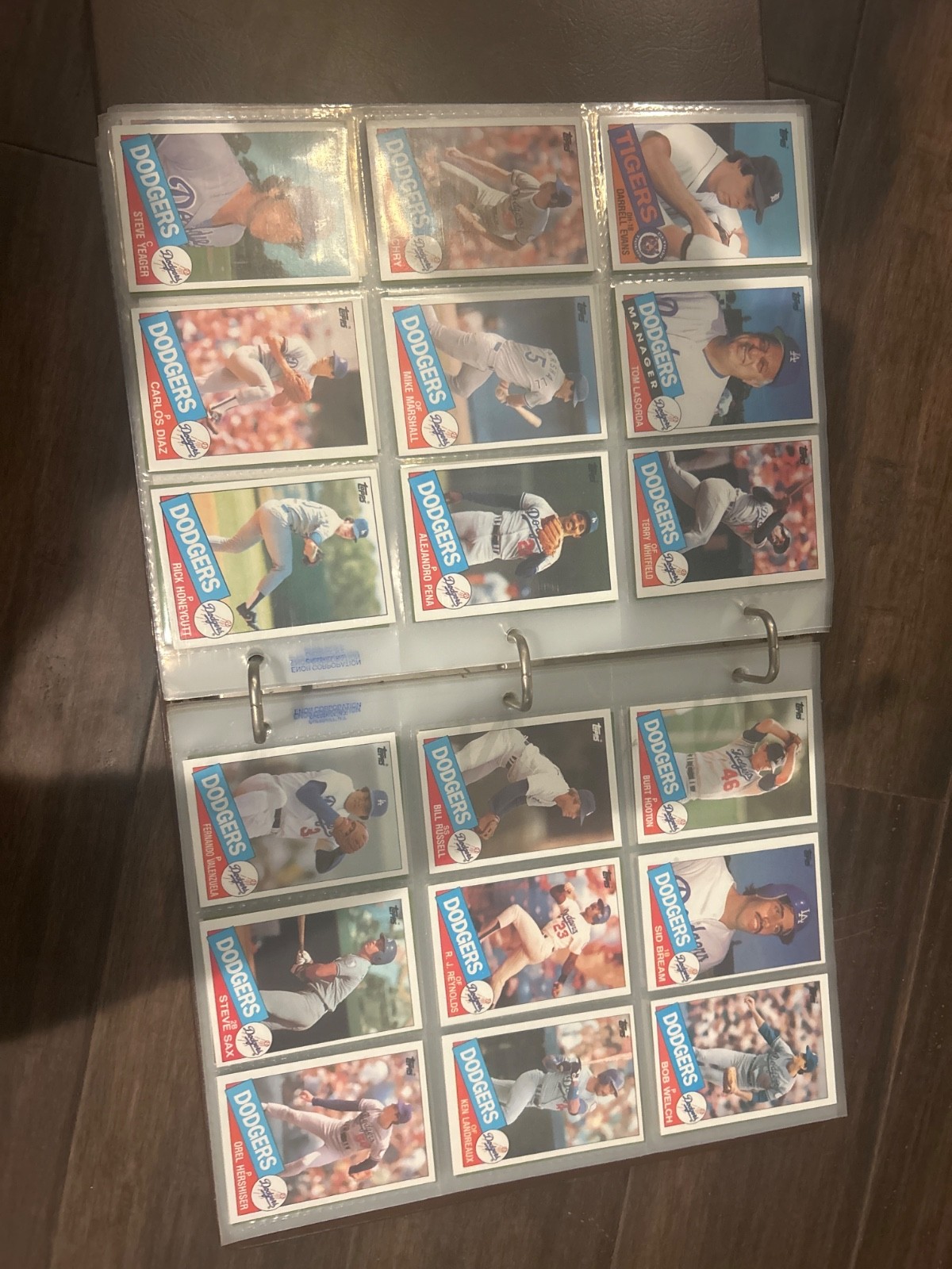Giant Binder of Vintage Baseball Cards. 500+ Cards.