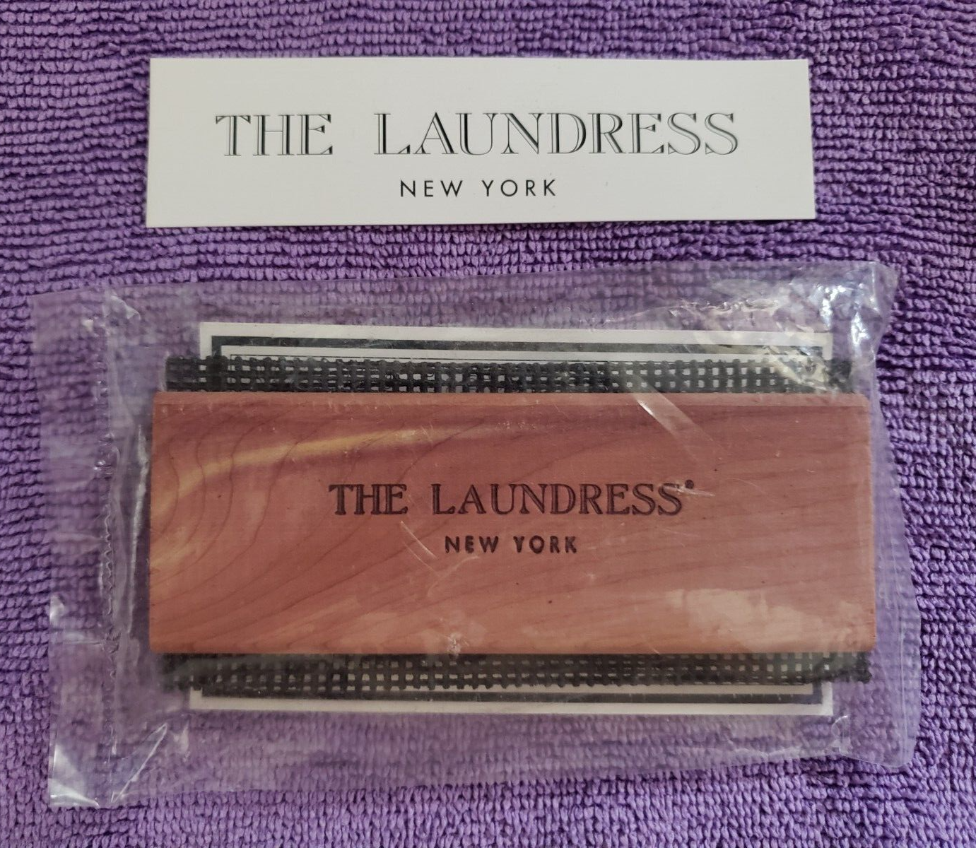 The Laundress New York - SWEATER COMB and STONE - Removes Pills, lint & Fuzz