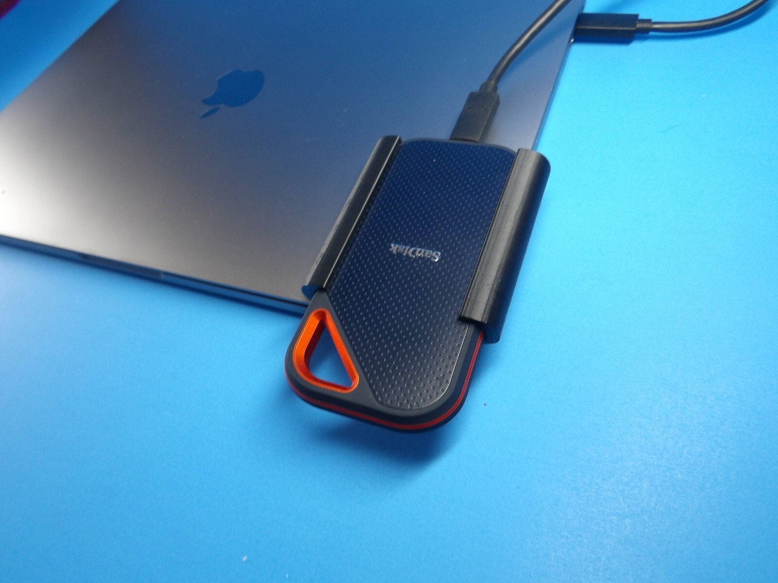 Perfect Sandisk Extreme Pro SSD Laptop Mount! (NO STICK, No Magnet, Secure)