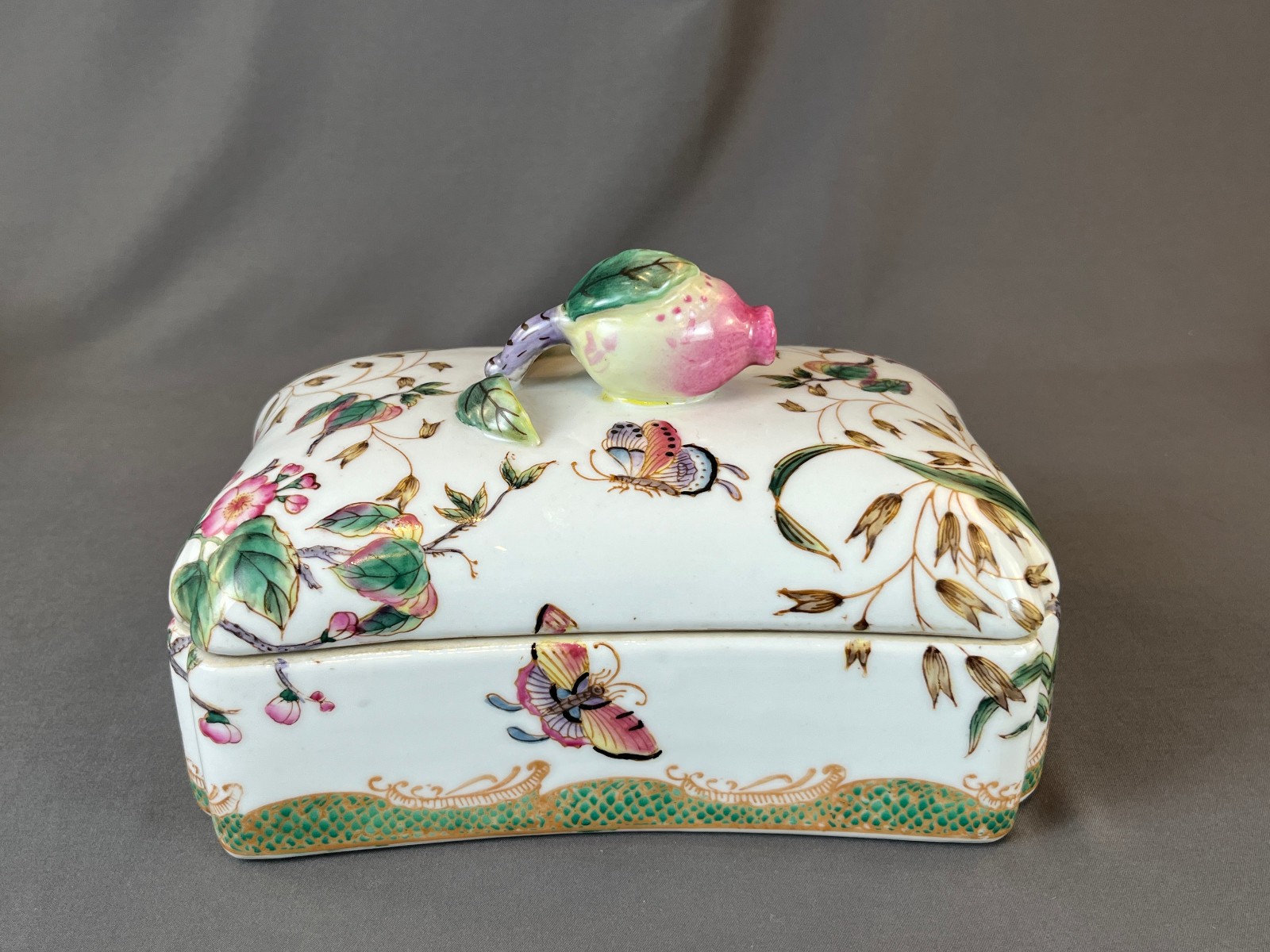 Hua Rong Tang Zhi Porcelain Hand-Painted 8" Lidded Box w/Pomegrante Finial: MINT