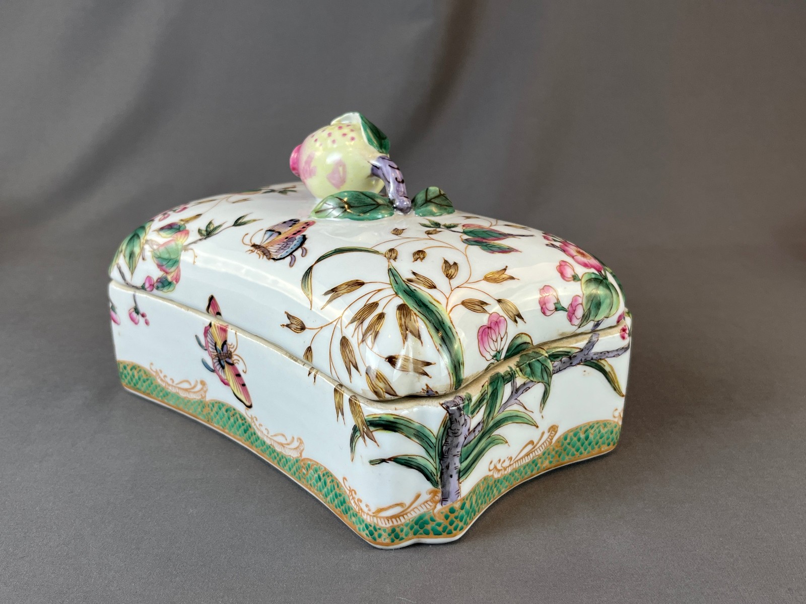 Hua Rong Tang Zhi Porcelain Hand-Painted 8" Lidded Box w/Pomegrante Finial: MINT