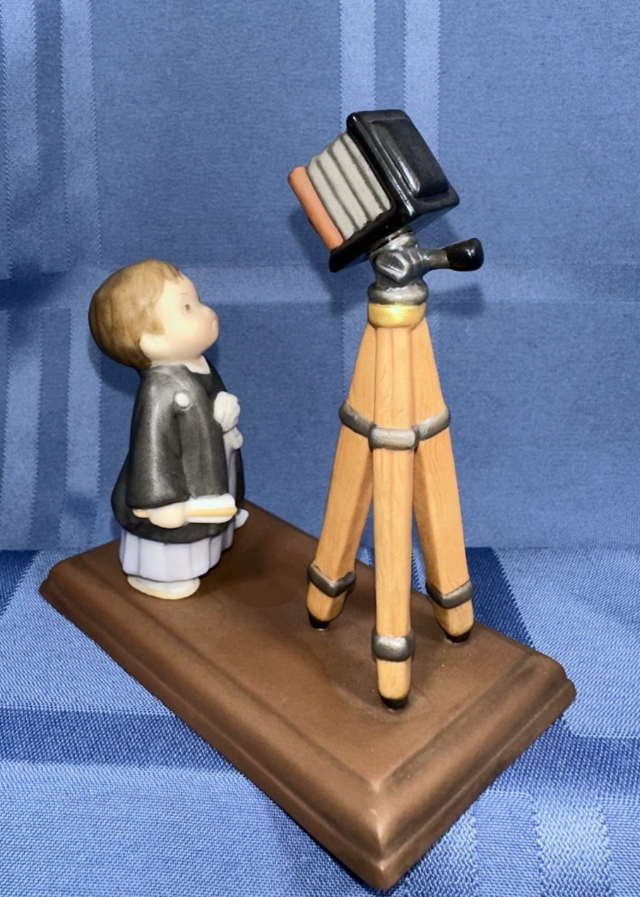 Precious Memory Porcelain JOYOUS 7-5-3 Ceremony Figurine "Unfamiliar Camera"