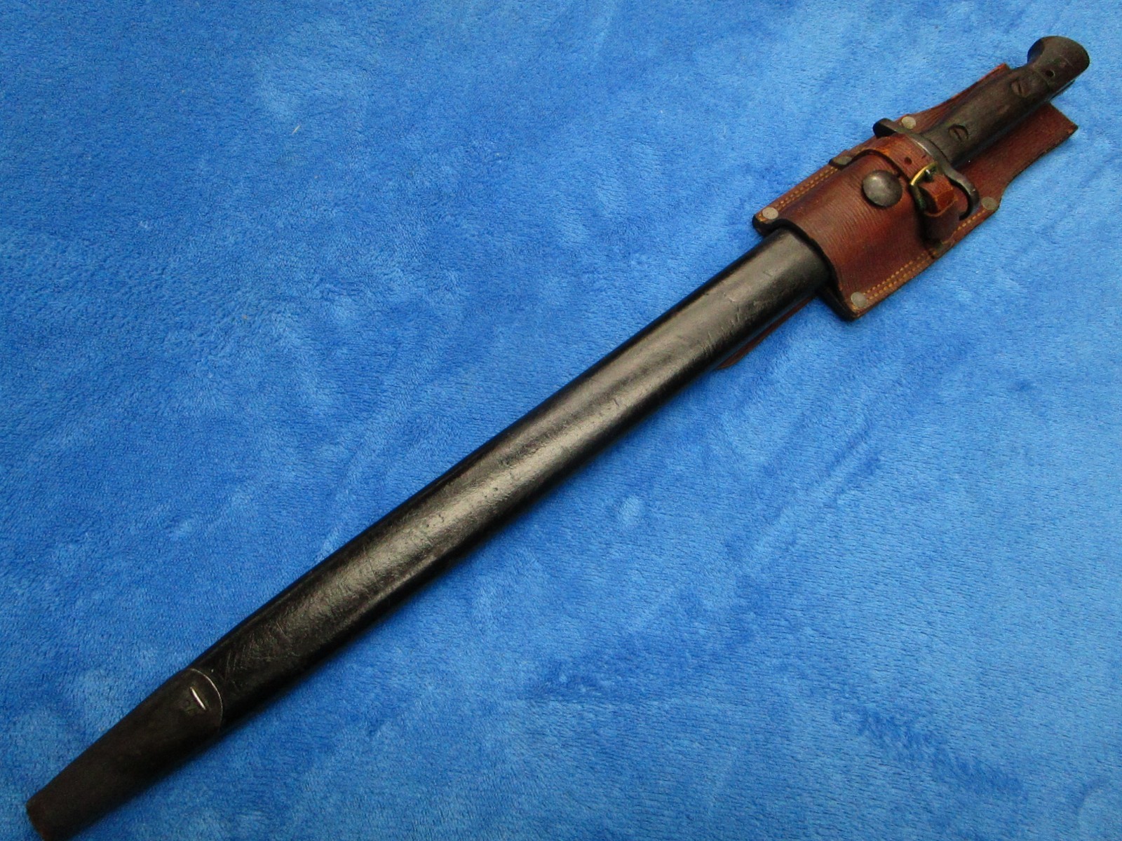 ORIGINAL WW1 BRITISH INDIA M1907 SMLE BAYONET AND SCABBARD WITH FROG MADE BY RFI