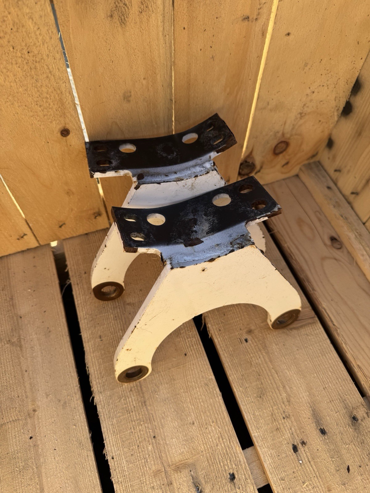 PETERBILT BRACKET-MUFFLER HI MOUNT 14-14768 Right & Left White Both Pair