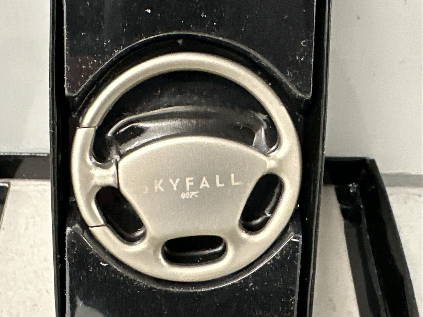 New Diecast JAMES BOND “Skyfall” 007 Steering Wheel Keychain Keyring