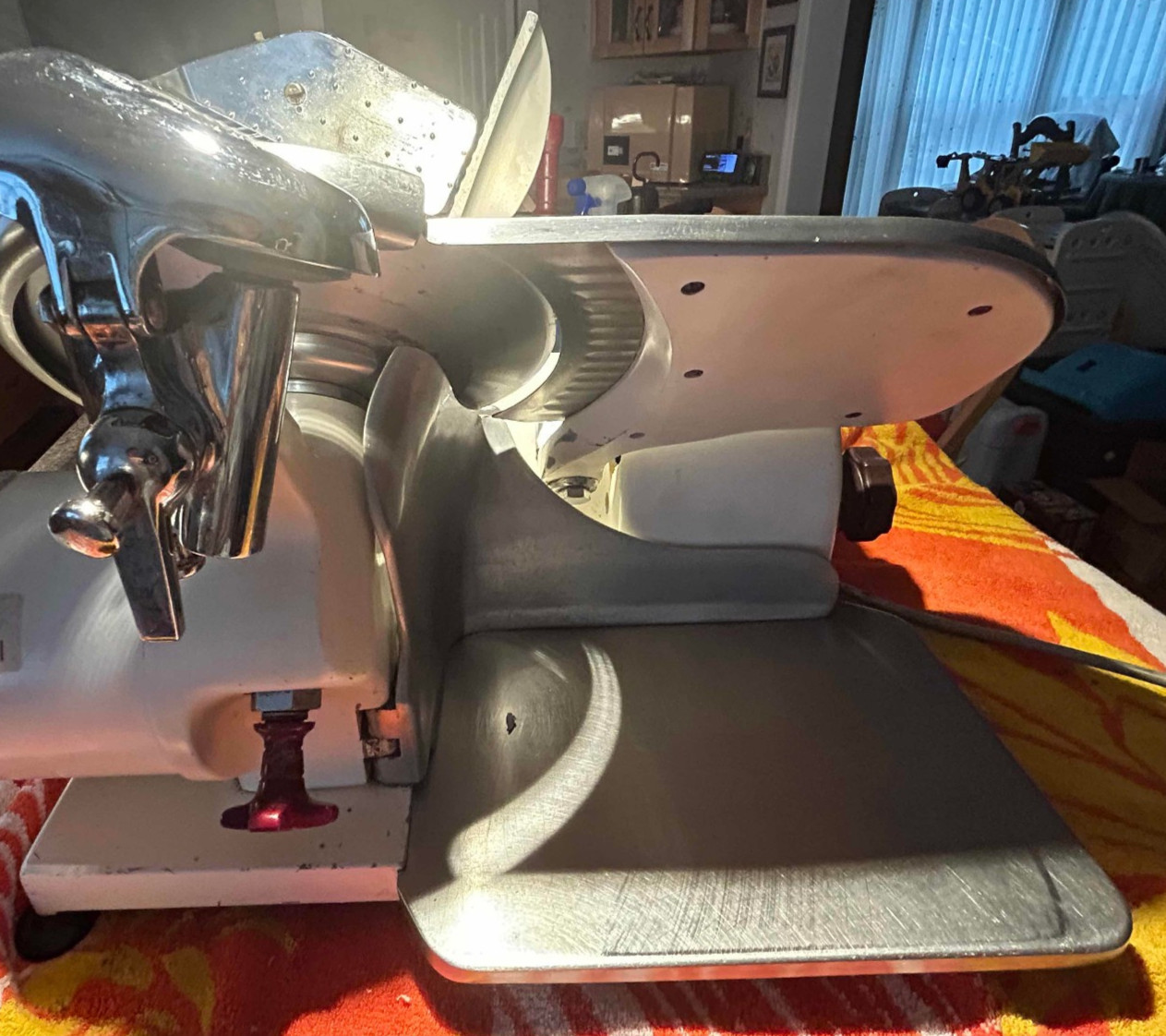 Globe C1620 Commercial Meat Slicer w. Built-in Sharpener