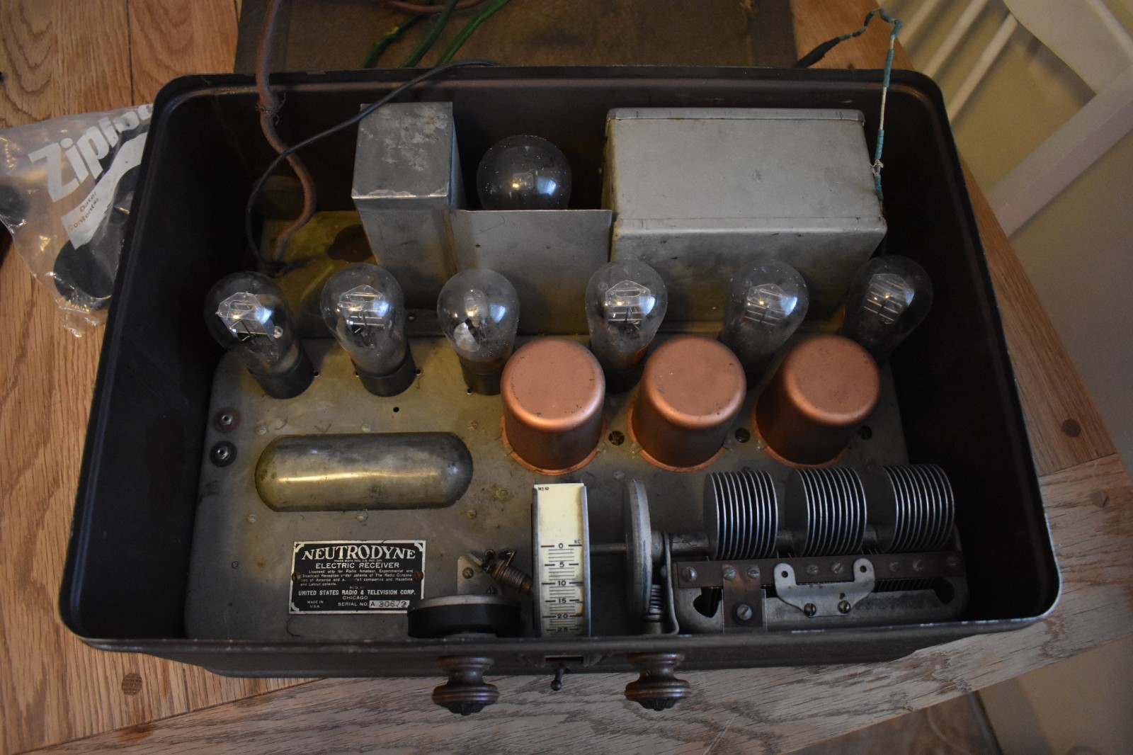 Vintage Neutrodyne Elec Recvr Breadbox Radio All tubes + Frost Fones 161 headset