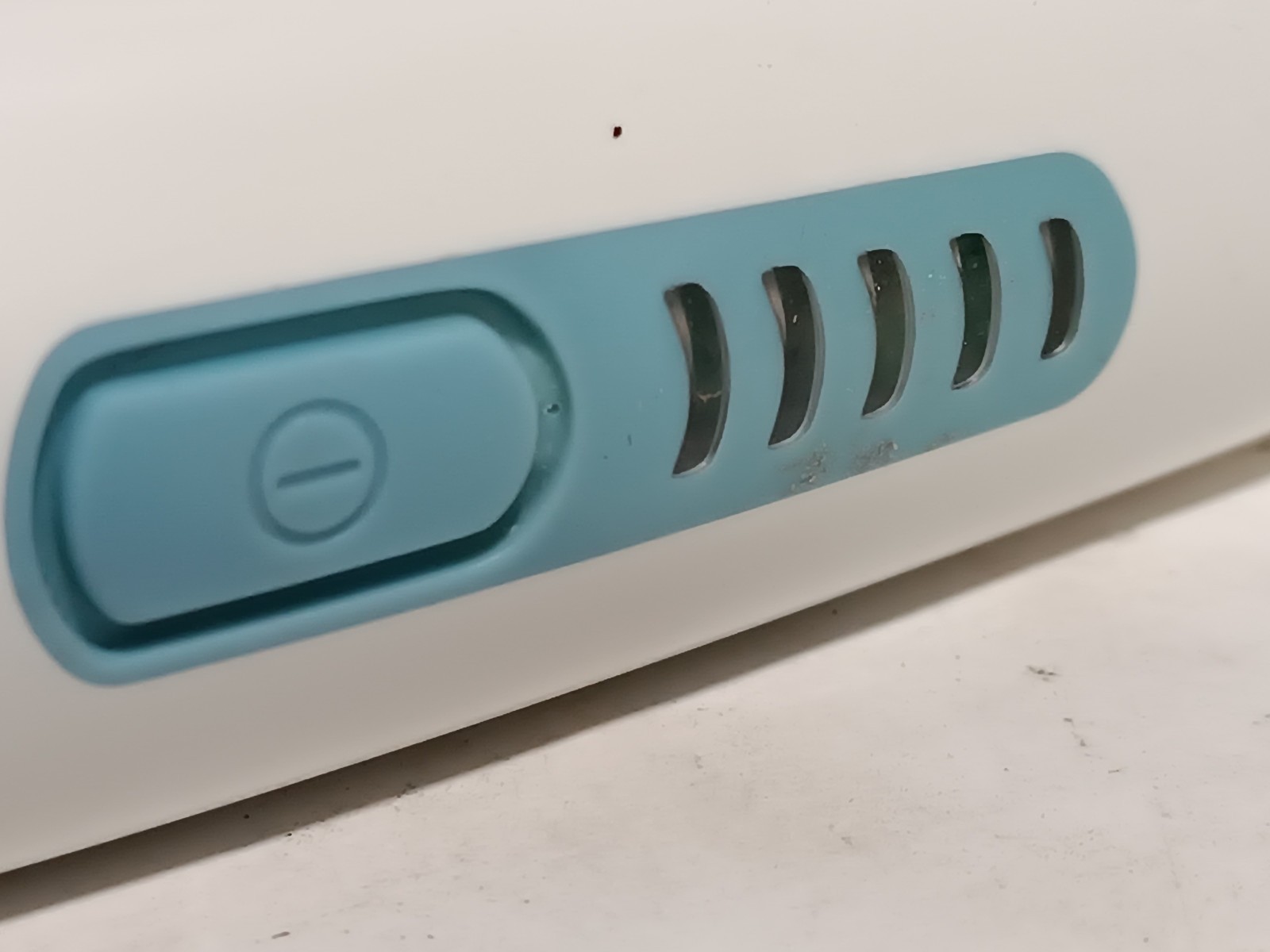 3M Healthcare 9681 rechargeable surgical handheld clipper with charging stand