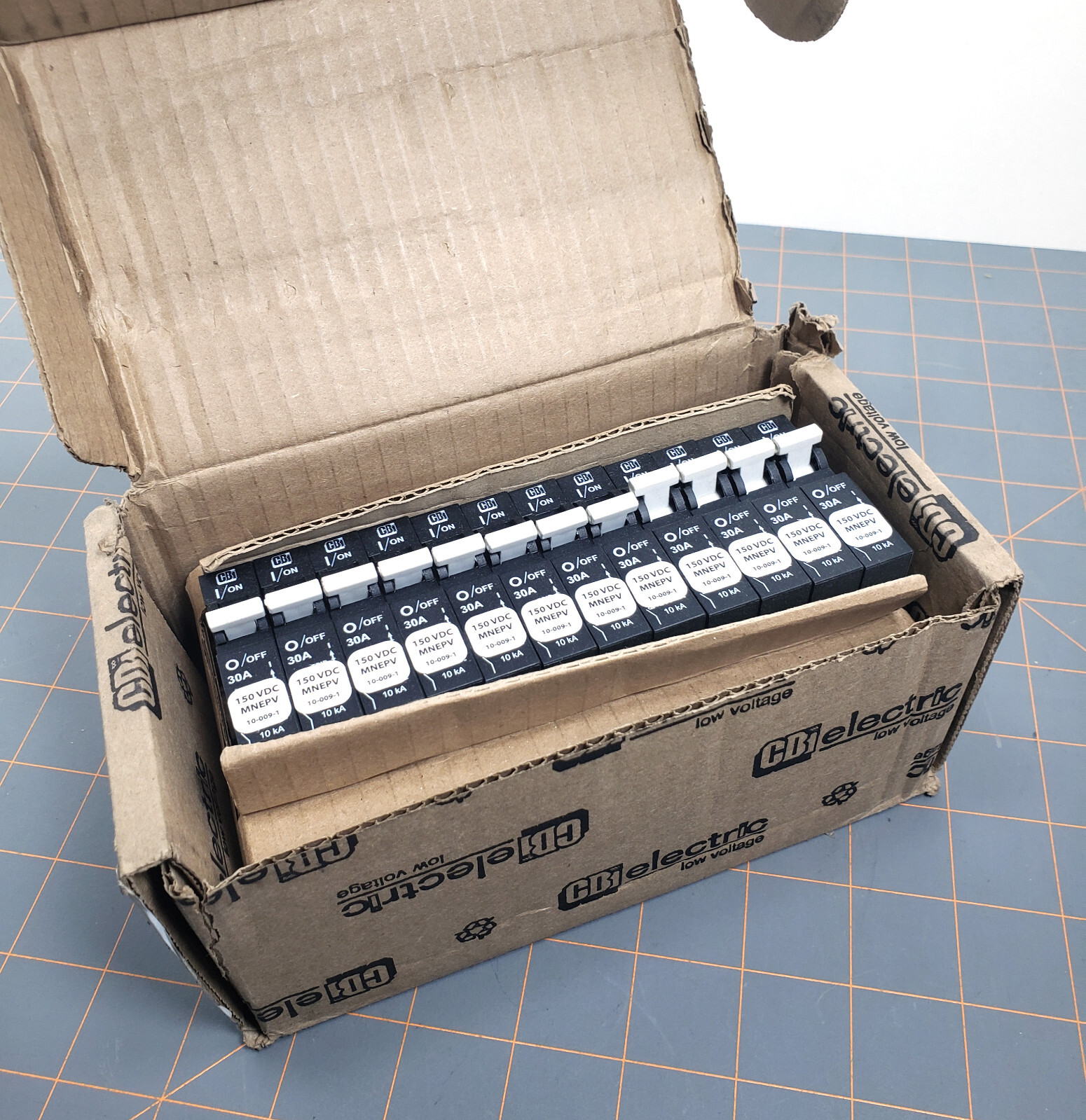 MidNite Solar - 30 Amp 150Vdc DC Circuit Breaker MNEPV30 Din Rail Mount 1-Pole