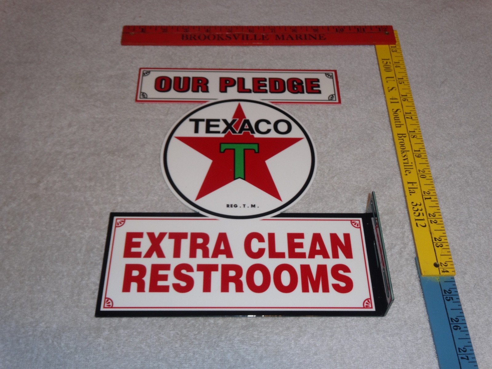 VINTAGE TEXACO OUR PLEDGE CLEAN RESTROOMS 11 3/4" METAL GASOLINE OIL FLANGE SIGN