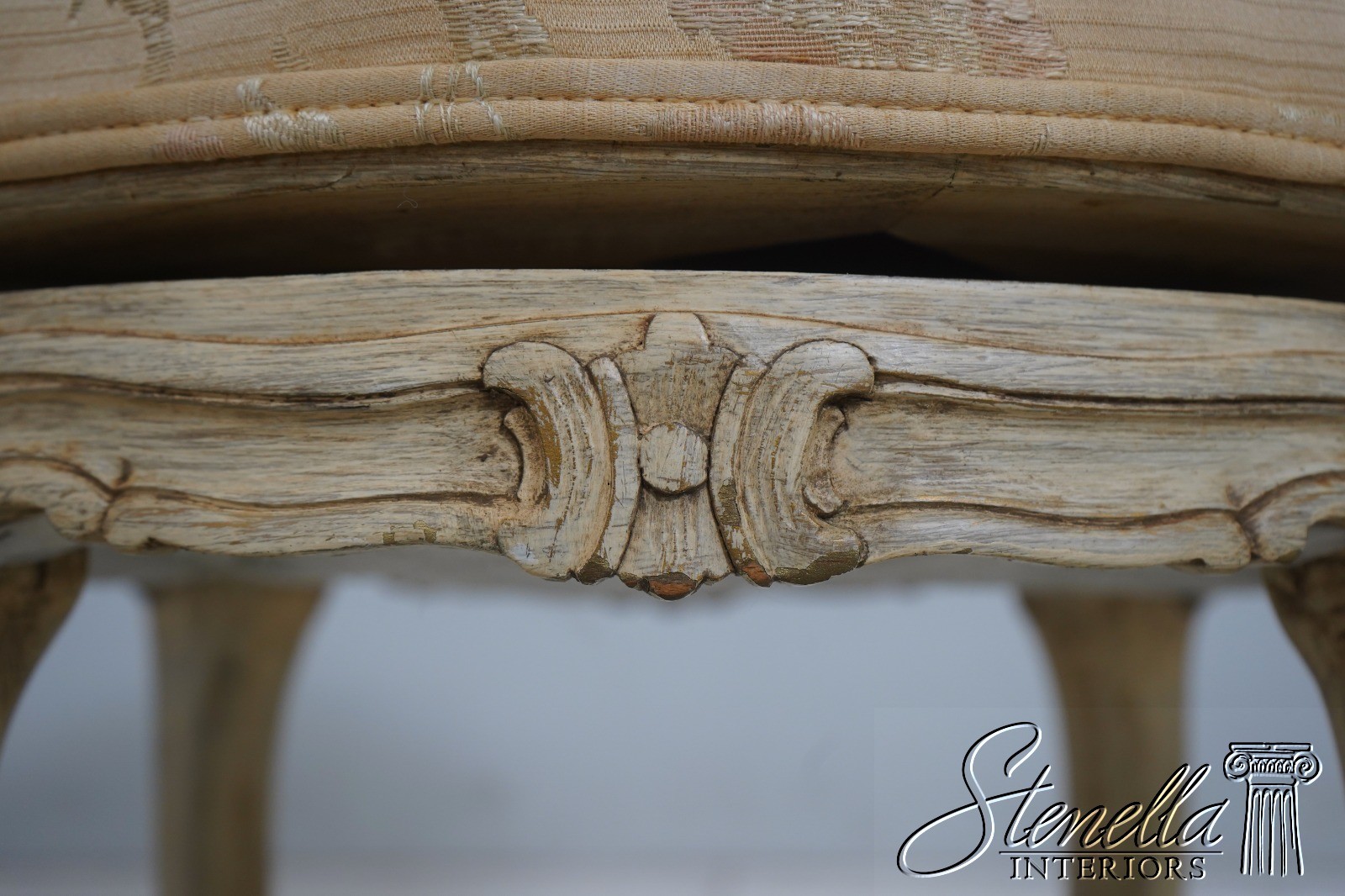 70582: Vintage Dressing Vanity w. Large Mirror & Stool