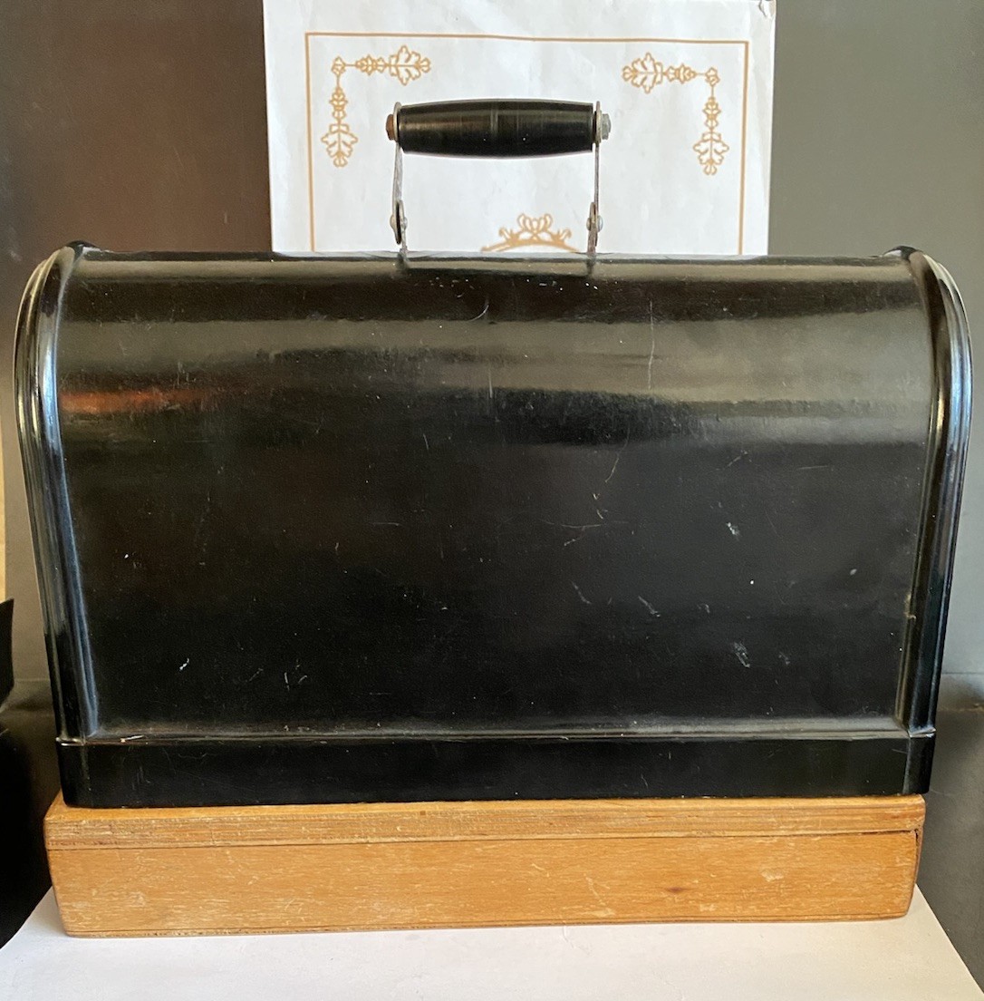 VINTAGE Original Children Toy Mini Sewing Machine In The Bakelite Case Working