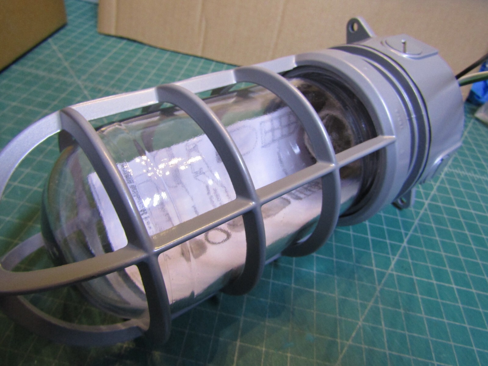 1– EATON TP7600 Light Fixture Corrosion Resistant Gasketed Vaporproof 100 W Gray