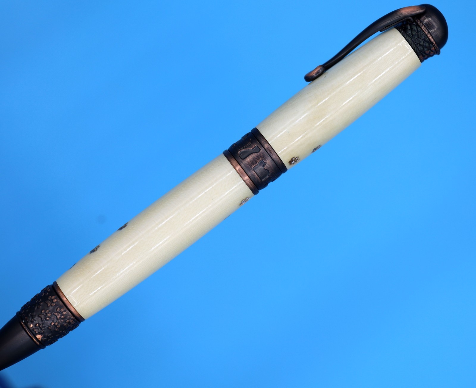 Handmade Holly Wood Cat Paw Ballpoint Pen – Twist Pen with Crafted Cat Paw Trail