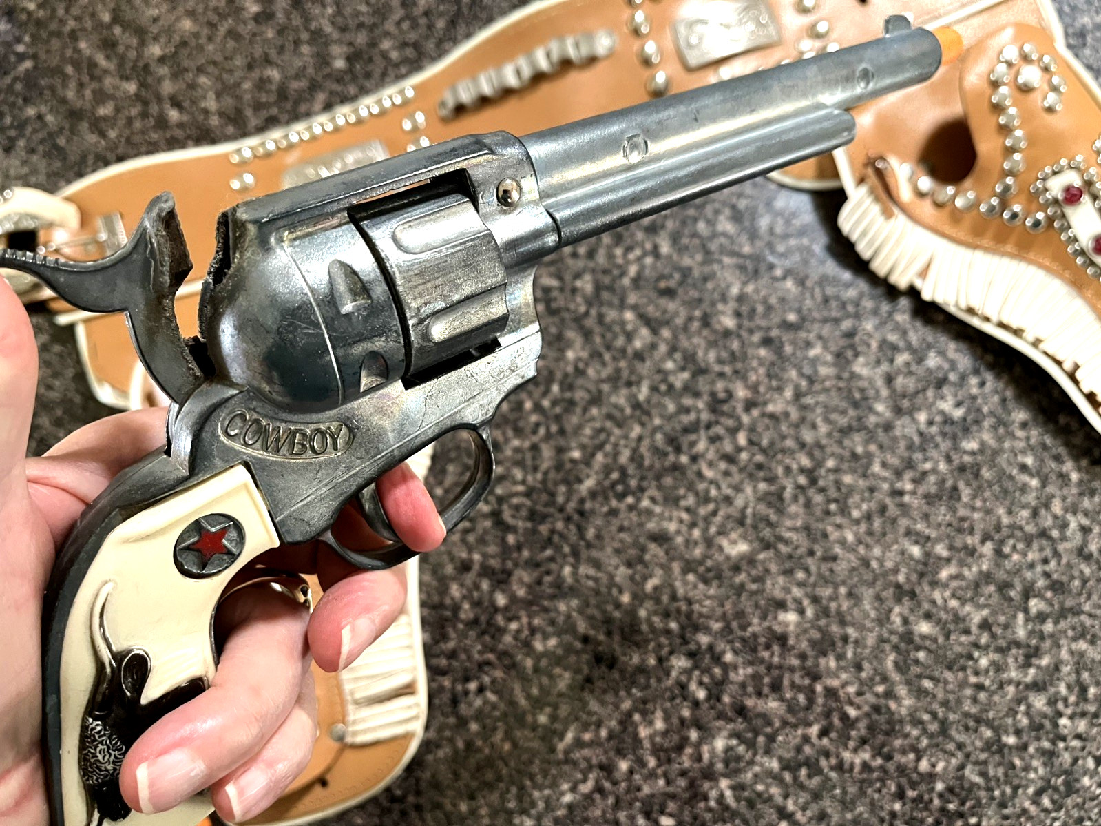 Outstanding Keyston horseshoe holster w/WOW Hubley Cowboy toy cap gun pistols