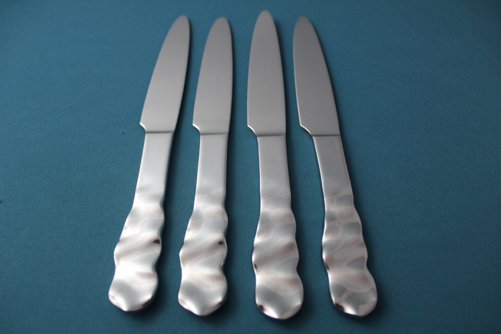 Pottery Barn LETTUCE Dinner Knives Solid (Set of 4) Stainless Japan 9 1/4"