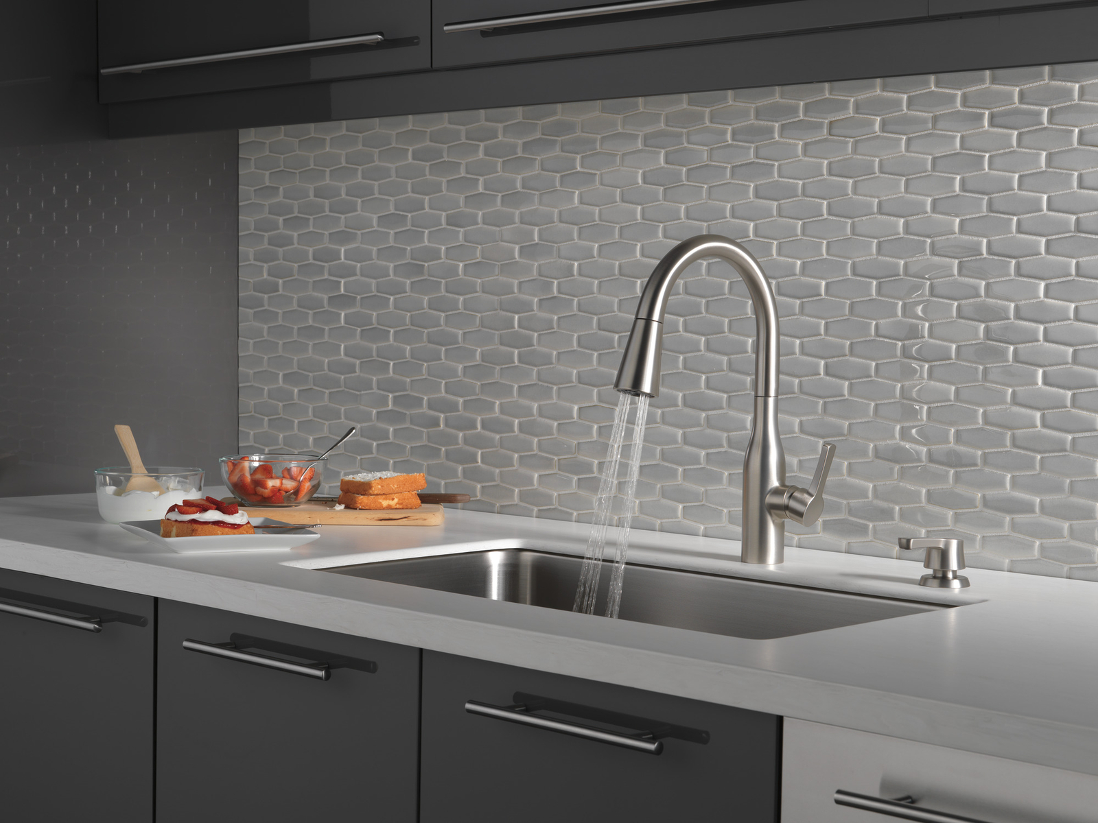 Delta Marca Pull-Down Kitchen Faucet Spotshield Stainless-Certified Refurbished