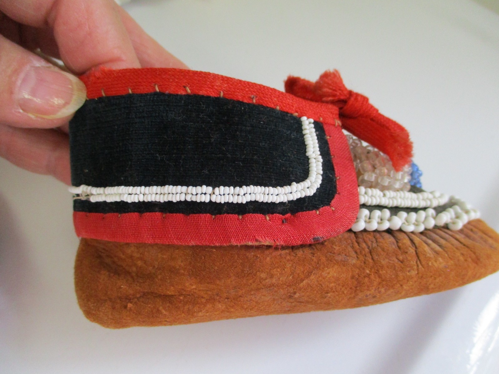 COLLECTIBLE NATIVE AMERICAN INDIAN BEADED CHILD's MOCCASINS