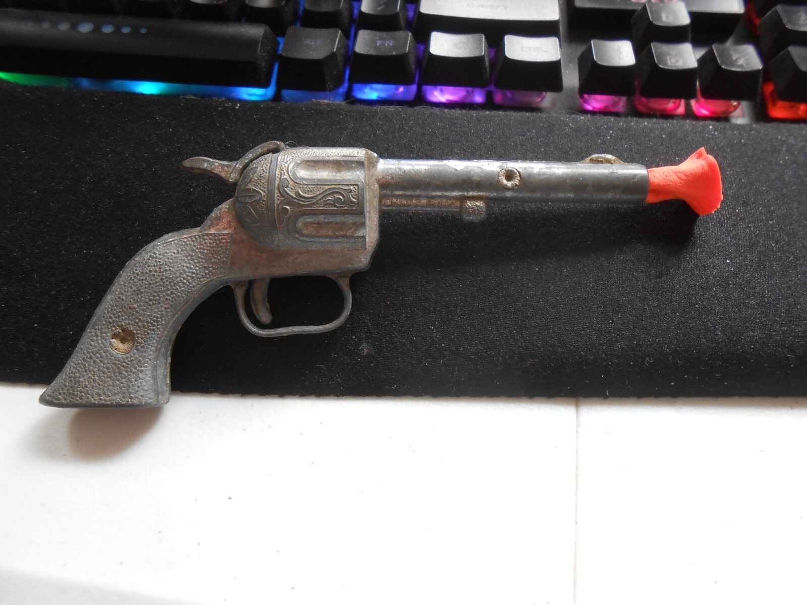 Vintage 1950's Toy Cap Gun ~ Unbranded ~ Play Wear ~ Die Cast