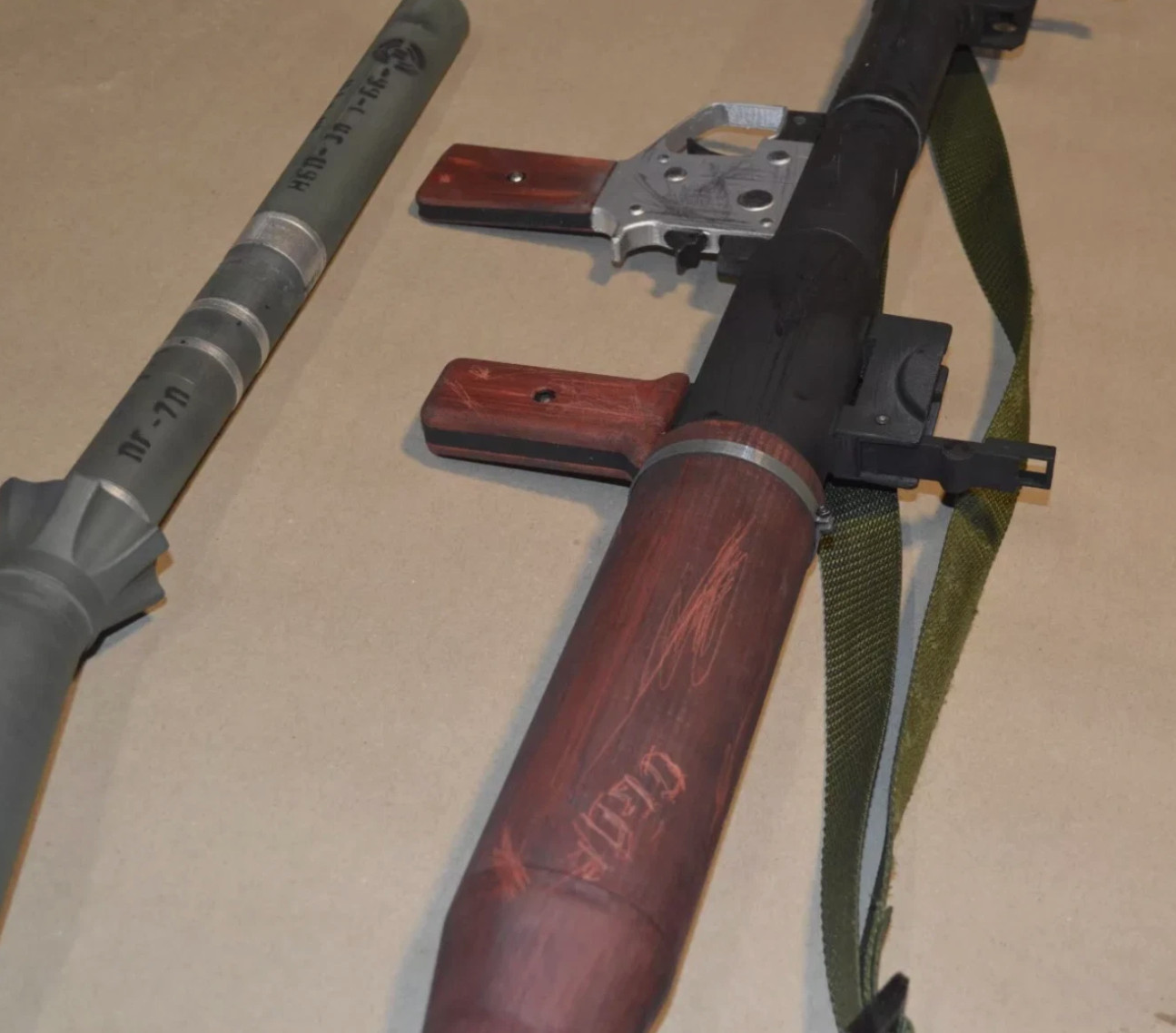 Full-Size RPG-7 Replica Prop – PVC Reinforced, Painted & Weathered orange tip