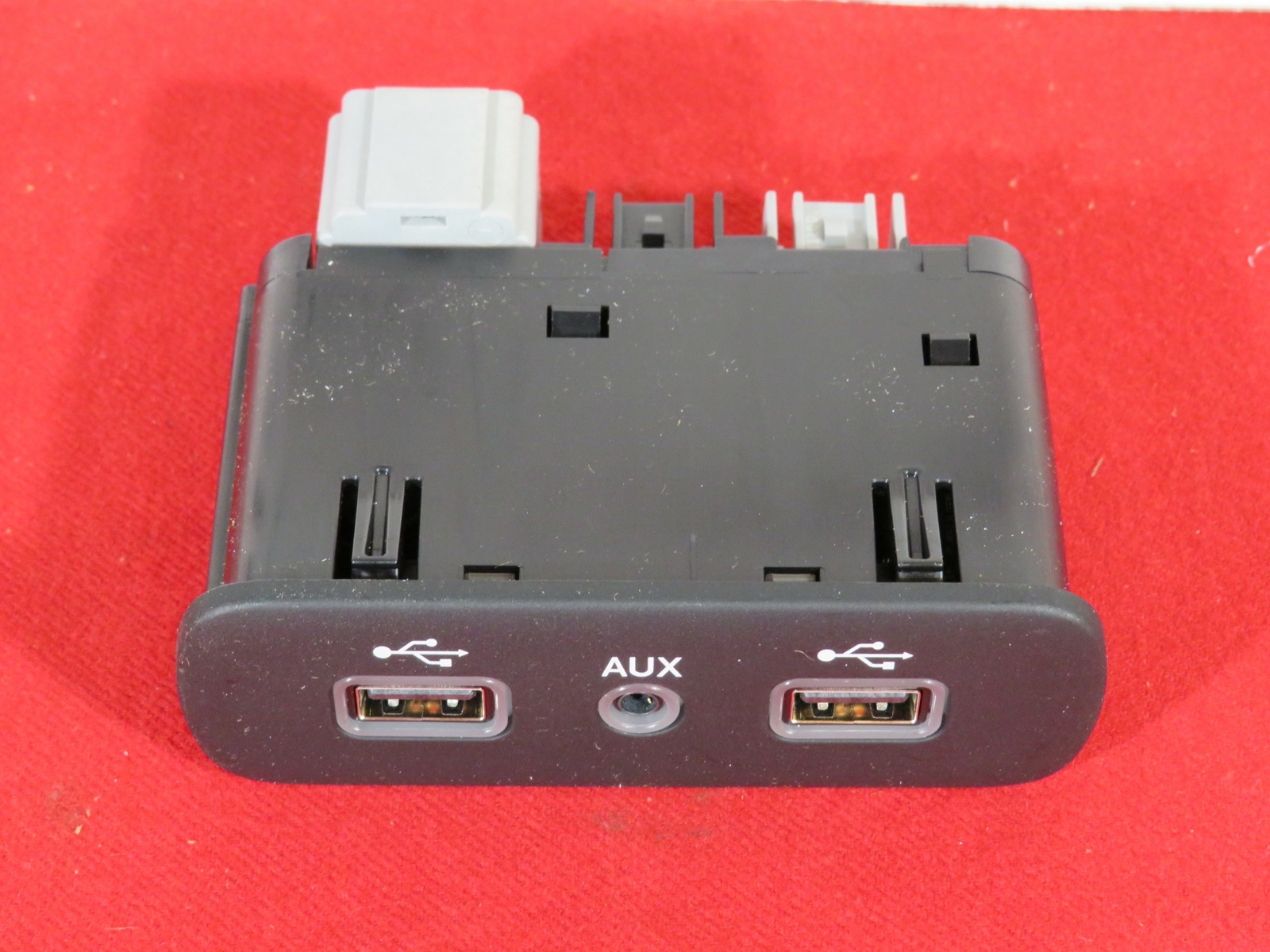 RAM 1500 2500 3500 HDMI USB & AUX MEDIA HUB NEW OEM MOPAR
