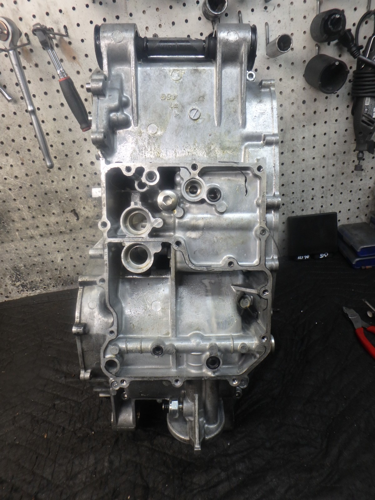 SUZUKI BOULEVARD M109R / VZR1800 06-25 ENGINE CASES P/N 11300-48881