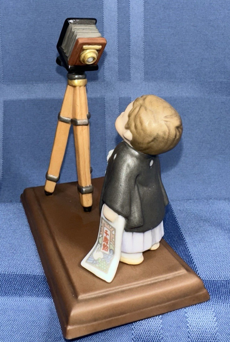 Precious Memory Porcelain JOYOUS 7-5-3 Ceremony Figurine "Unfamiliar Camera"