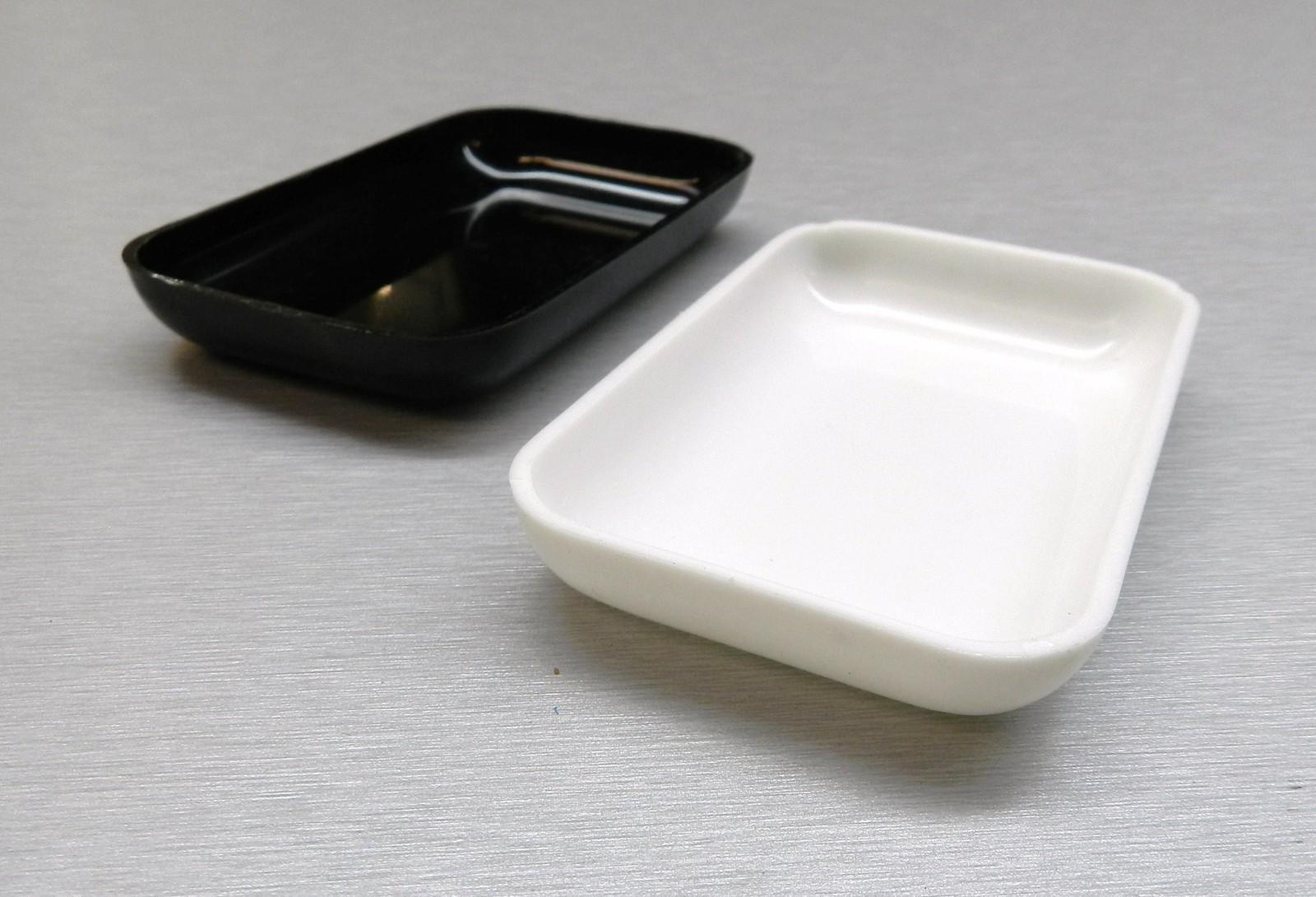 Sorting Trays Plastic for Diamonds Beads Gemstones White & Black Open Trays 2 pc