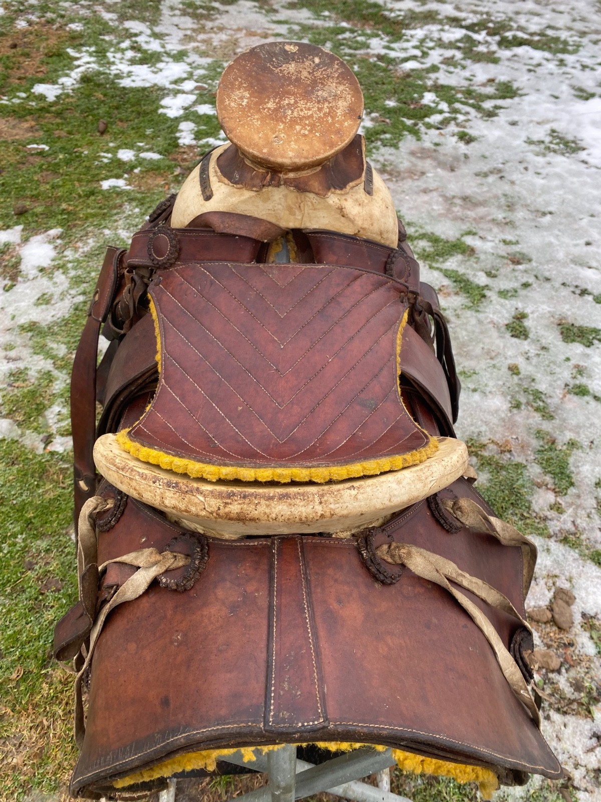 Vintage/Antique Galindo 14” Mexican vaquero saddle w/saddle bags, sword scabbard
