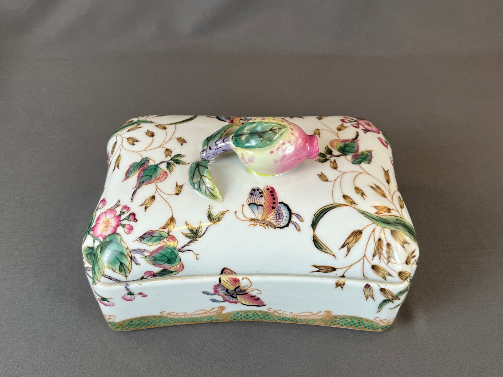 Hua Rong Tang Zhi Porcelain Hand-Painted 8" Lidded Box w/Pomegrante Finial: MINT