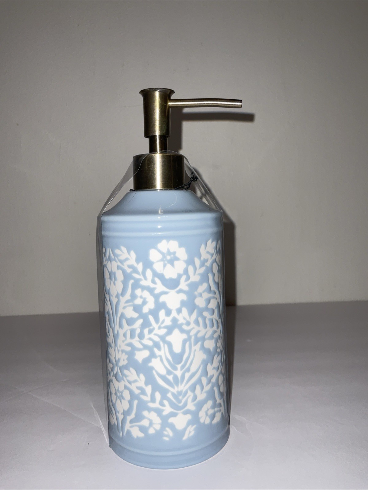 MORRIS & Co. BLUE WHITE ETCHED FLORAL BATHROOM VANITY CERAMIC SOAP PUMP NWT
