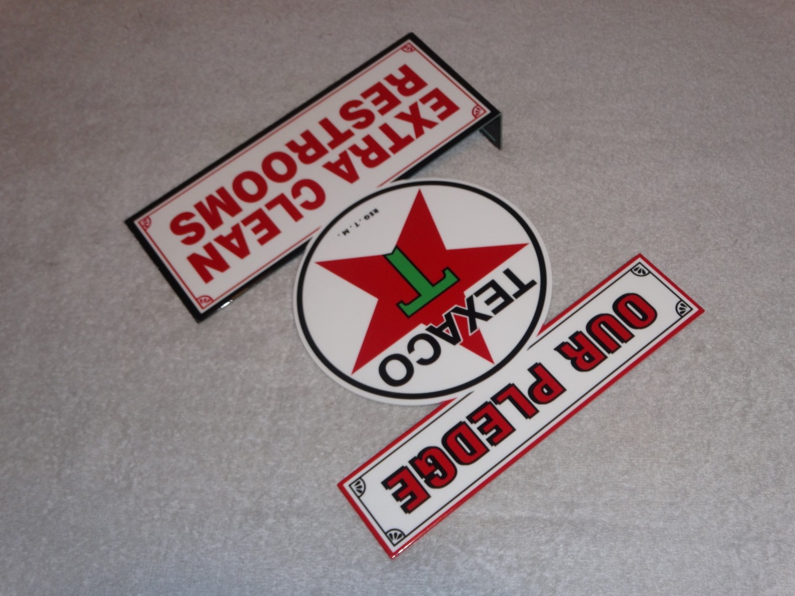 VINTAGE TEXACO OUR PLEDGE CLEAN RESTROOMS 11 3/4" METAL GASOLINE OIL FLANGE SIGN