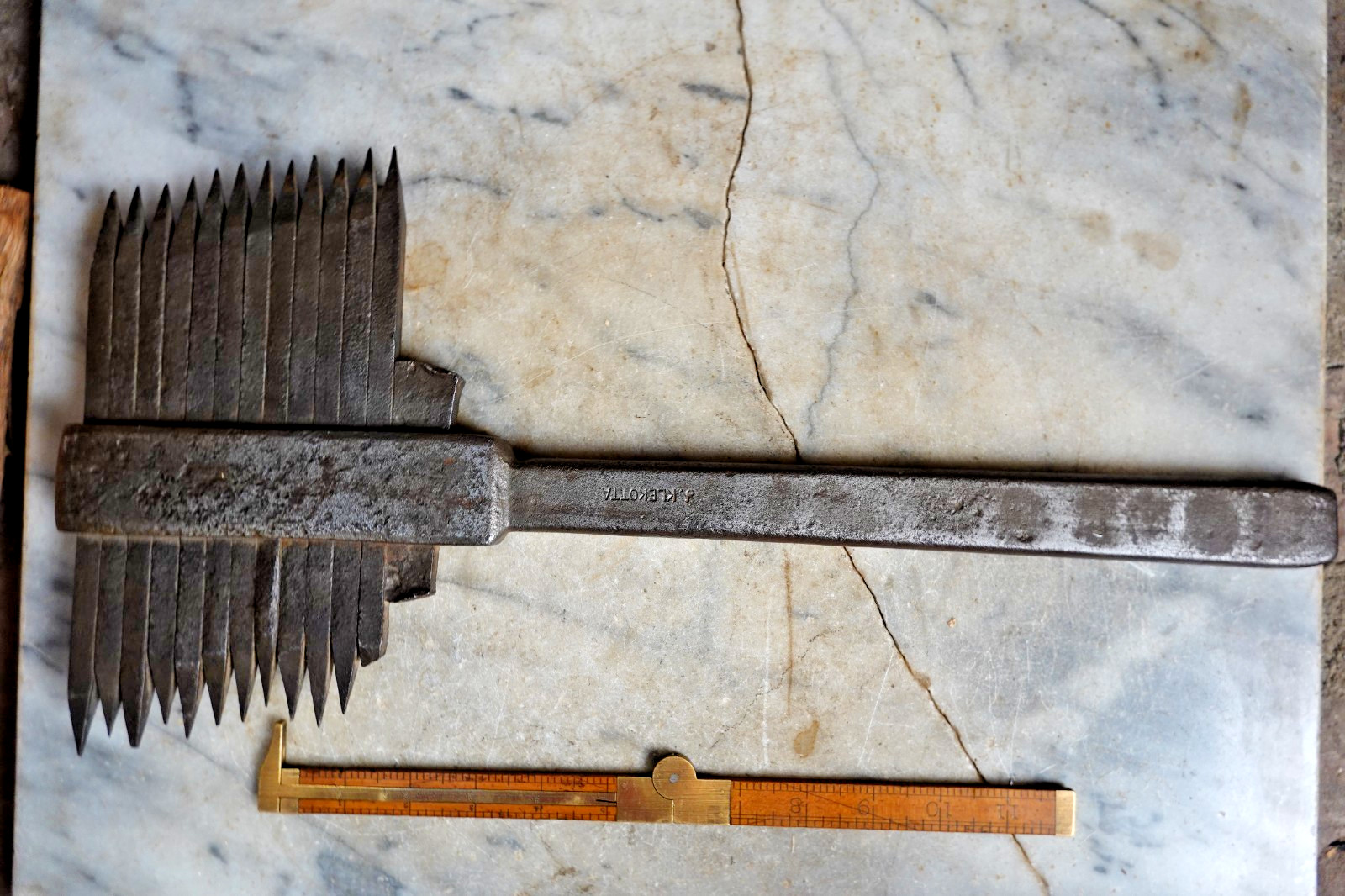 Antique STONE MASON CRANDALL TOOTHED SANDSTONE AXE HAMMER 7lb 10oz ROCK QUARRY