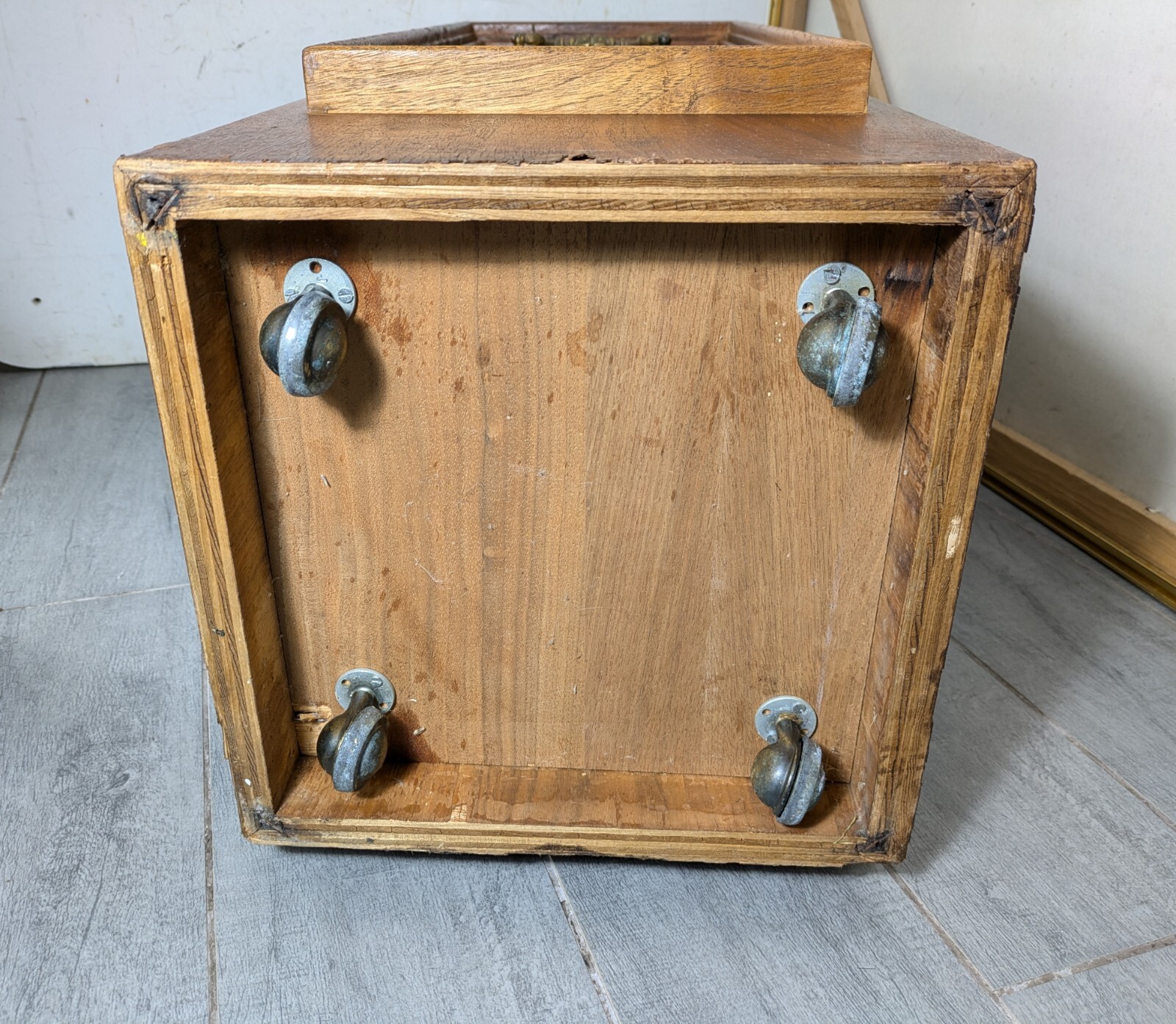 Vintage Art Deco English Regency Flip Top Cellarette Liquor Bar Rolling Cabinet
