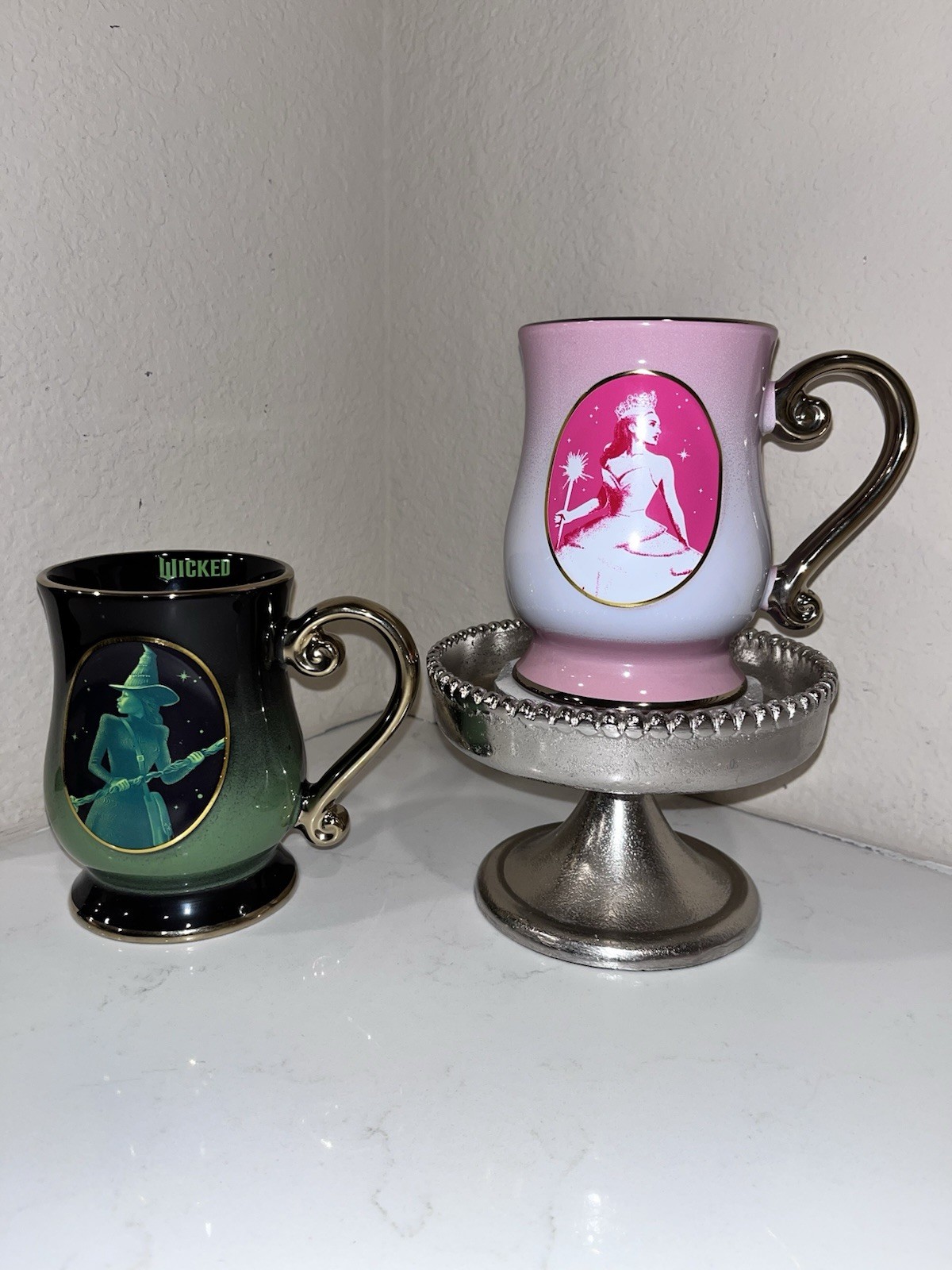 2-NWT Wicked Coffee/tea Green, Pink With Gold Handle Mug Set