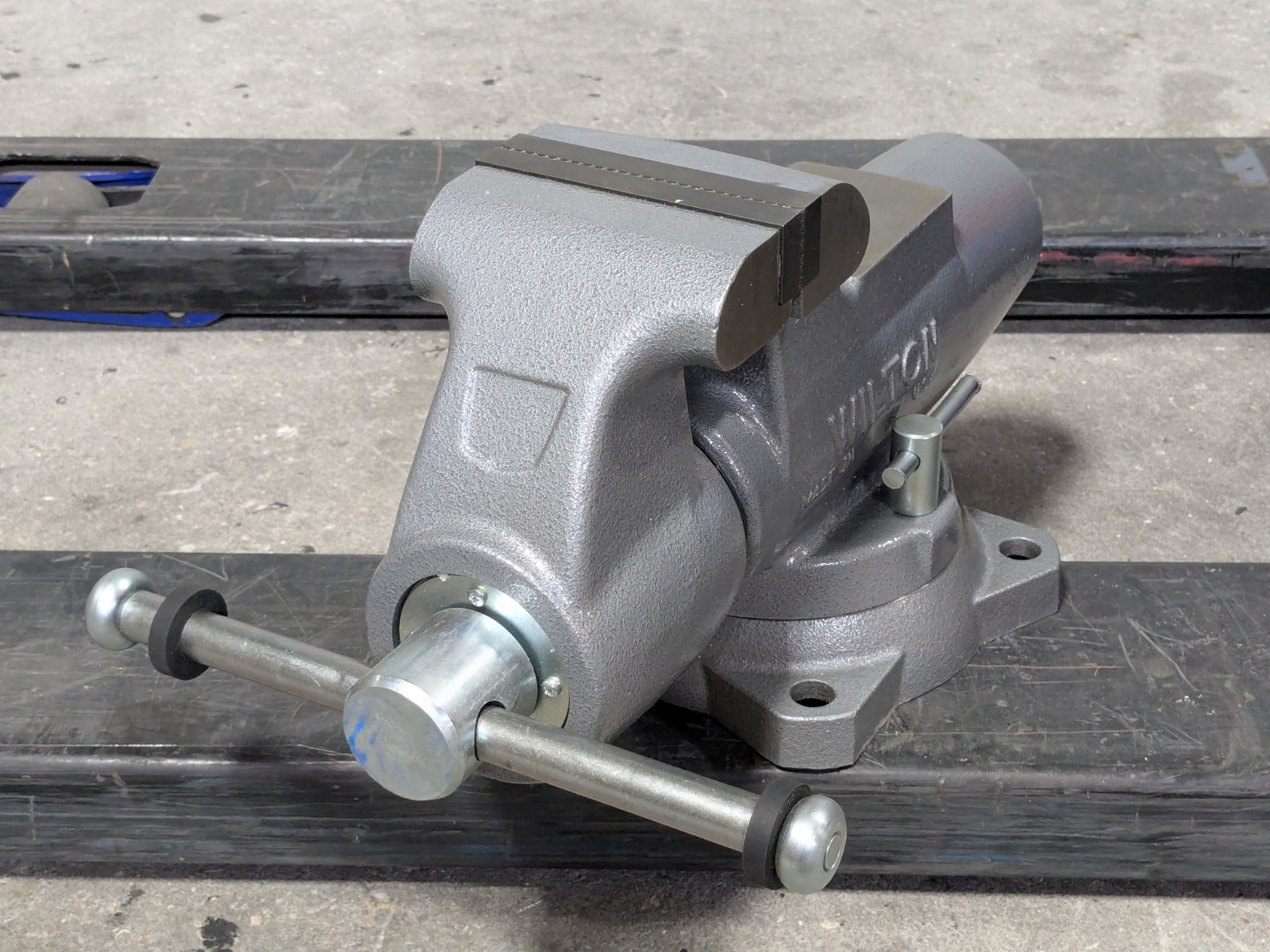 Wilton Round Channel Machinist Vise w/ Swivel Base 5" Jaw Width 8" Opening 28832