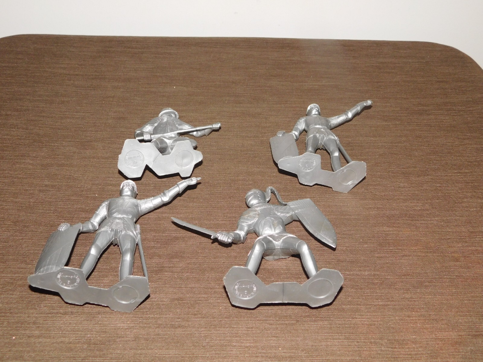 VINTAGE 1964 TOY 4 MARX 6" HIGH PLASTIC BATTLE GEAR SILVER KNIGHTS