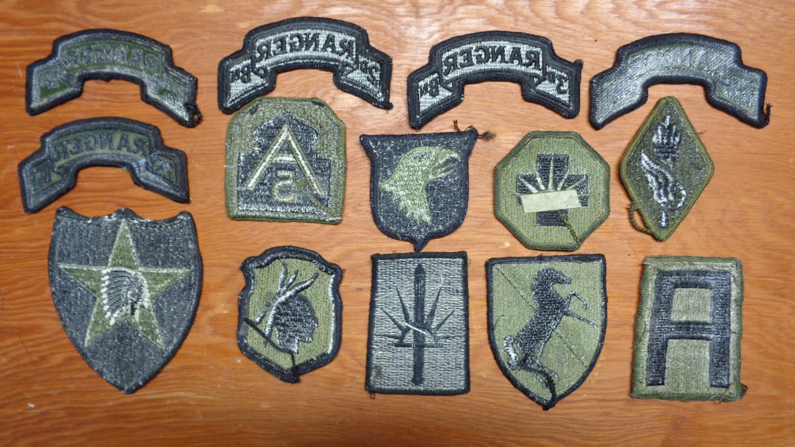 Lot 1980s vintage US Army Airborne RANGER & Infantry Division uniform OD patches