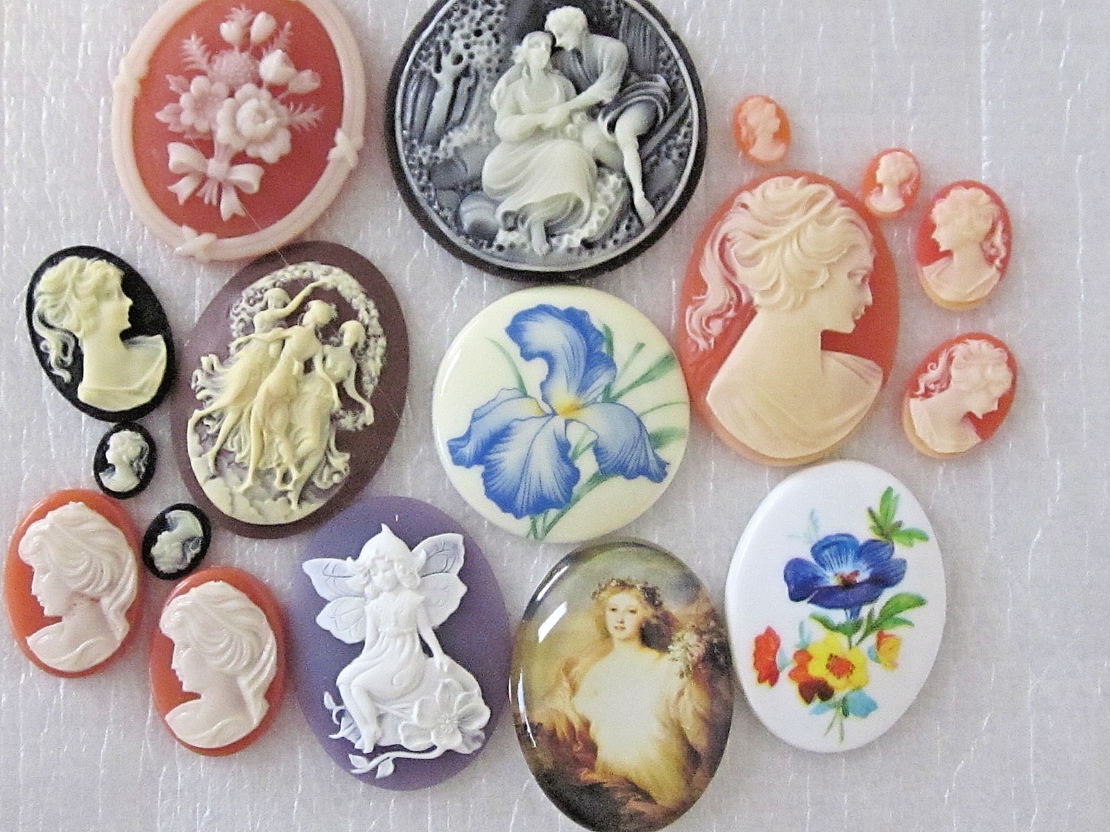 * SALE* VTG CAMEOS 40x30mm HUGE 17piece LOT JEWELRY RESIN FINDINGS REPAIR CRAFTS