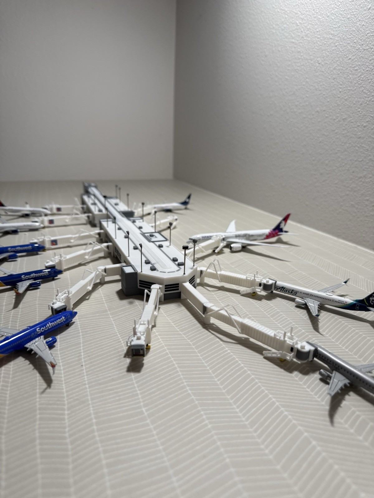 1:400 Model Airport Domestic Terminal w Functional Jet bridges (11)