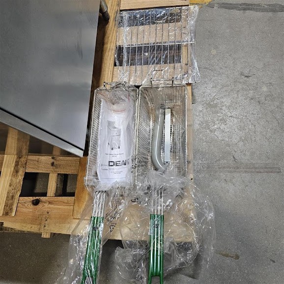 Dean by Frymaster SR114E Super Runner Economy 40 lb. Electric Floor Fryer - 240V